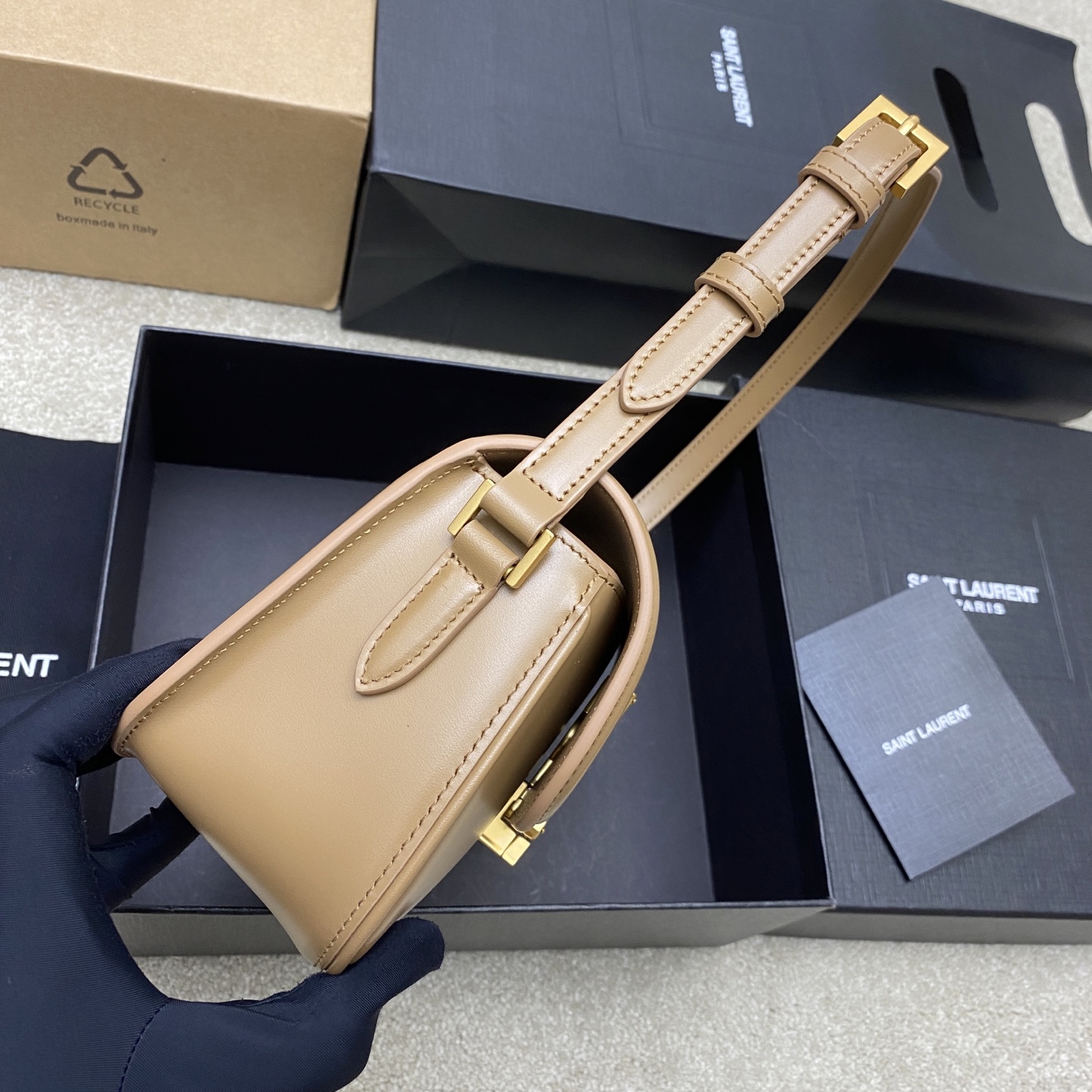 p820。   杏牙签纹/古金
🌈好迷人的飒爽质感，YSL/圣罗兰 女士SOLFERINO中号BOX皮革手袋，牛皮手感及皮面的柔韧全新设计的“L”字母上下对半开扣，彻底颠覆你对包扣的认知，不禁让人发出惊叹！简约高级的风格散发出干练纯粹的美感啦~无论是经典黑色 还是优雅每一款都透露着精致的工艺[氛围感R][氛围感R]随手拎着它们 超容易搭配出迷人的风格呦   经典款腋下包👑
型号：843524【原厂皮】
尺寸：18x13x6.5cm 
