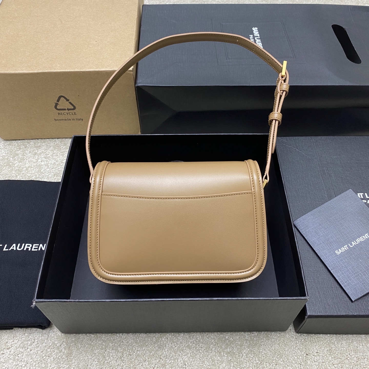p820。   杏牙签纹/古金
🌈好迷人的飒爽质感，YSL/圣罗兰 女士SOLFERINO中号BOX皮革手袋，牛皮手感及皮面的柔韧全新设计的“L”字母上下对半开扣，彻底颠覆你对包扣的认知，不禁让人发出惊叹！简约高级的风格散发出干练纯粹的美感啦~无论是经典黑色 还是优雅每一款都透露着精致的工艺[氛围感R][氛围感R]随手拎着它们 超容易搭配出迷人的风格呦   经典款腋下包👑
型号：843524【原厂皮】
尺寸：18x13x6.5cm 
