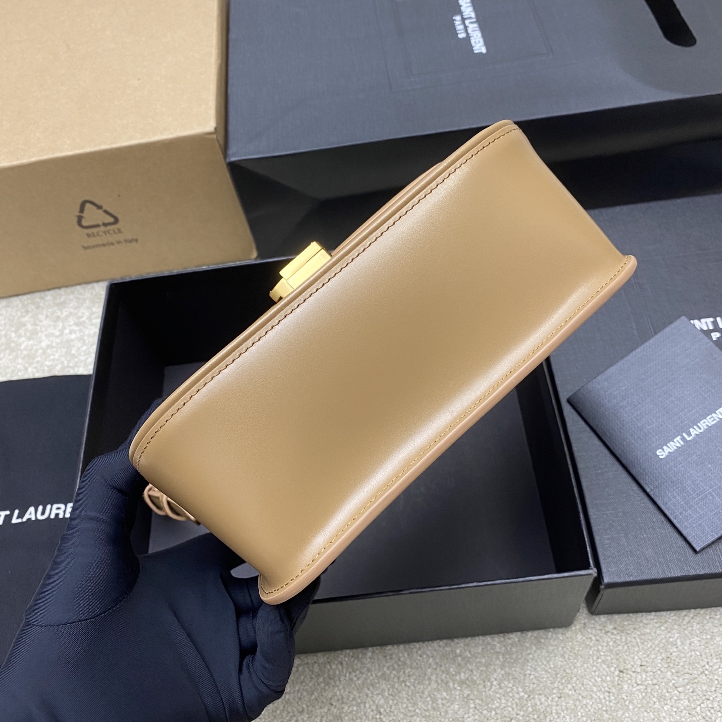 p820。   杏牙签纹/古金
🌈好迷人的飒爽质感，YSL/圣罗兰 女士SOLFERINO中号BOX皮革手袋，牛皮手感及皮面的柔韧全新设计的“L”字母上下对半开扣，彻底颠覆你对包扣的认知，不禁让人发出惊叹！简约高级的风格散发出干练纯粹的美感啦~无论是经典黑色 还是优雅每一款都透露着精致的工艺[氛围感R][氛围感R]随手拎着它们 超容易搭配出迷人的风格呦   经典款腋下包👑
型号：843524【原厂皮】
尺寸：18x13x6.5cm 
