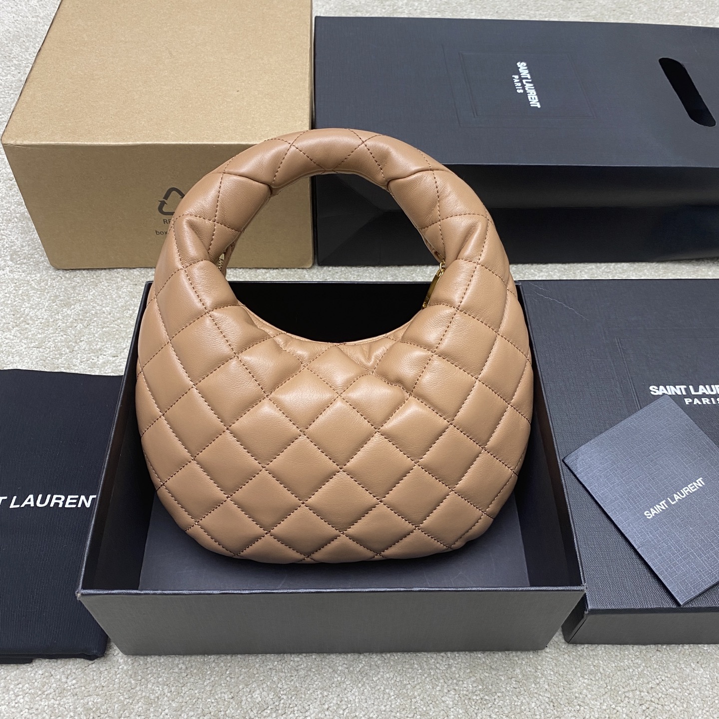 Saint Laurent ICARE baby纳帕羊皮手袋 备受瞩目的可颂形状包包 标志性的金属logo点缀其中