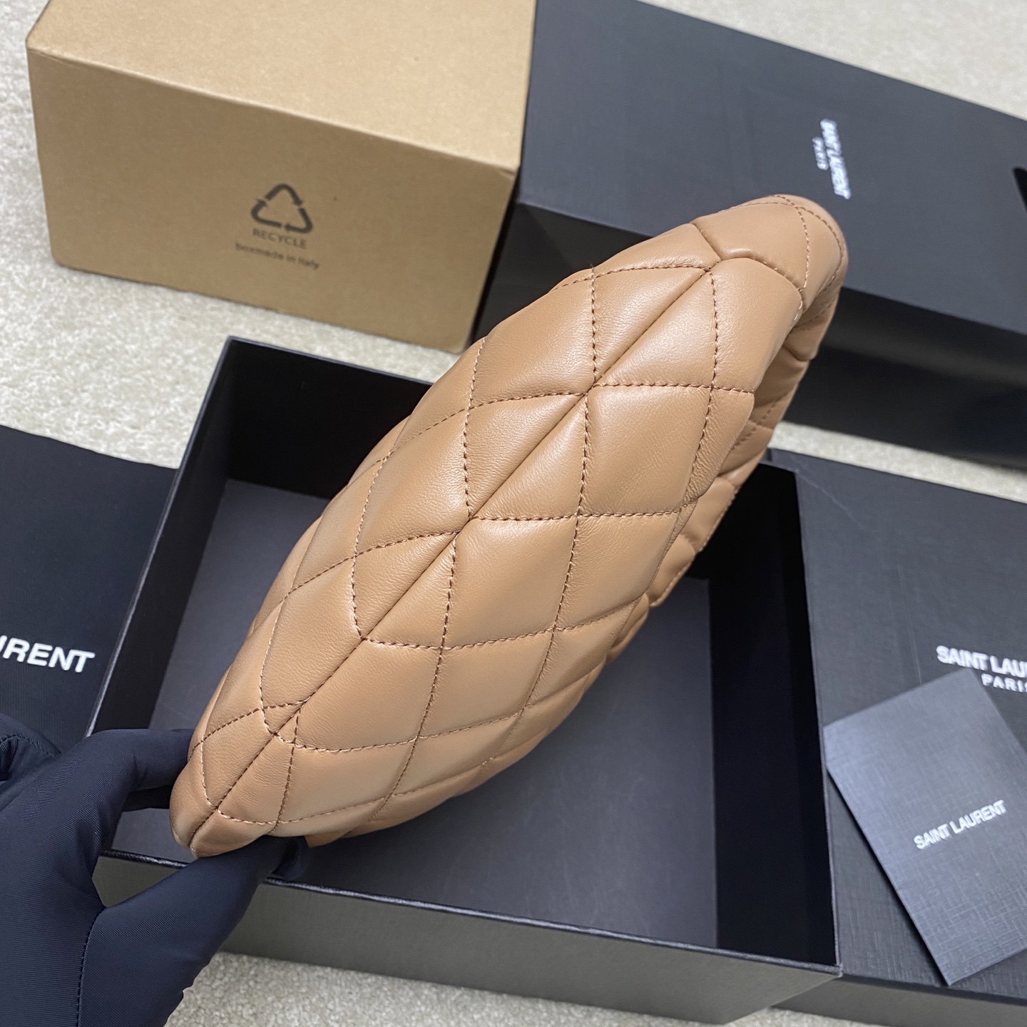 Saint Laurent ICARE baby纳帕羊皮手袋 备受瞩目的可颂形状包包 标志性的金属logo点缀其中