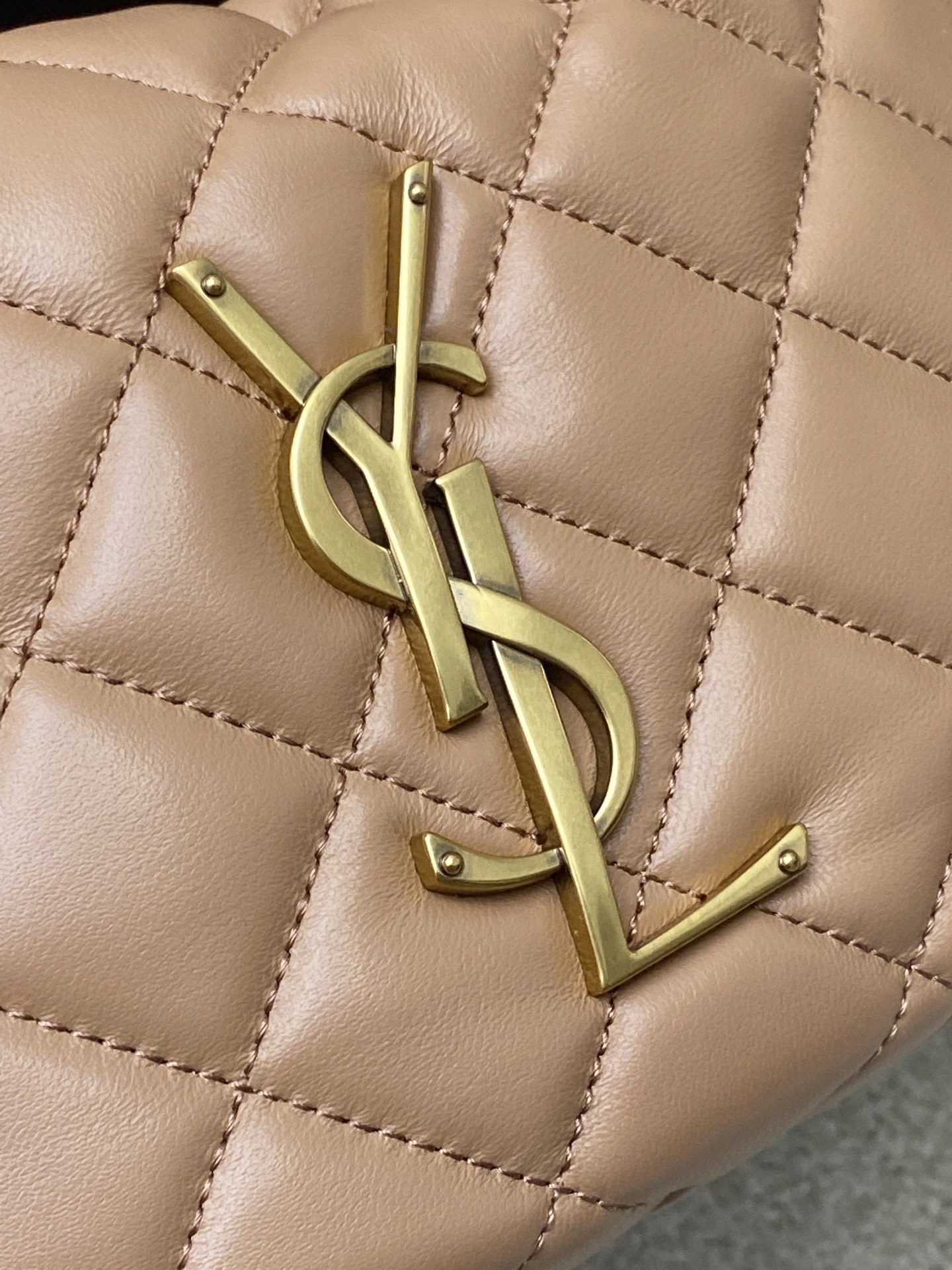 Saint Laurent ICARE baby纳帕羊皮手袋 备受瞩目的可颂形状包包 标志性的金属logo点缀其中