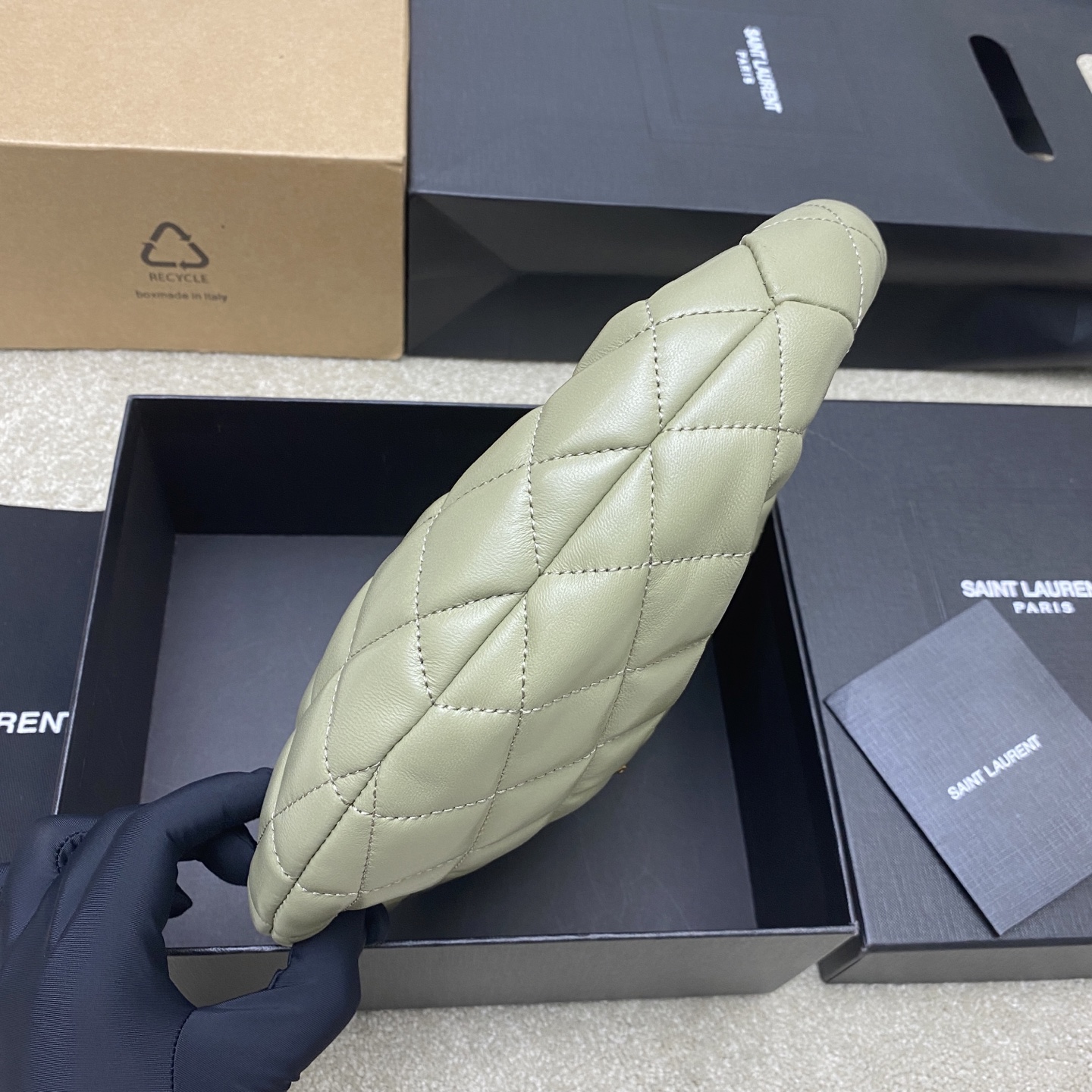 Saint Laurent ICARE baby纳帕羊皮手袋 备受瞩目的可颂形状包包 标志性的金属logo点缀其中