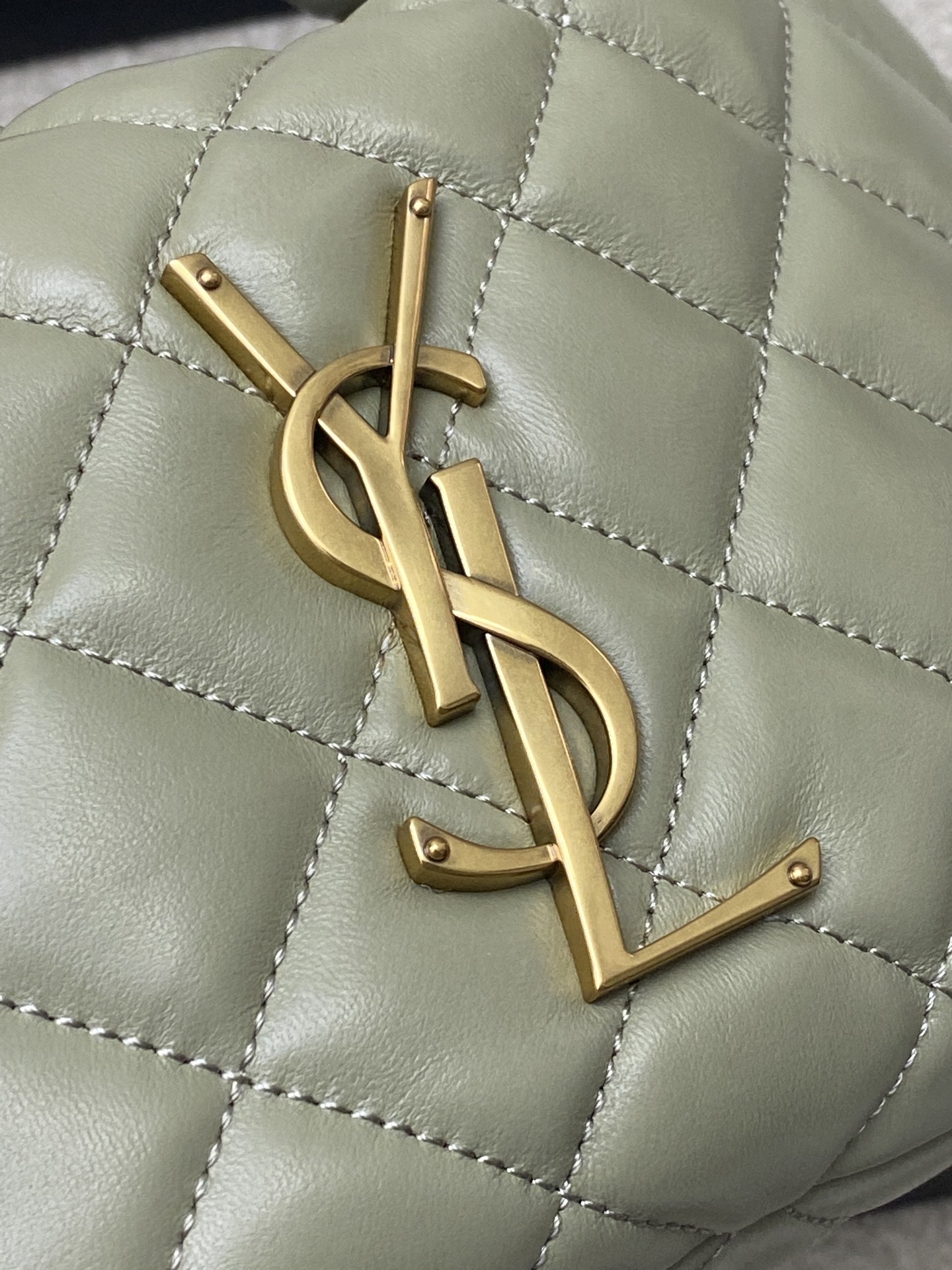 Saint Laurent ICARE baby纳帕羊皮手袋 备受瞩目的可颂形状包包 标志性的金属logo点缀其中