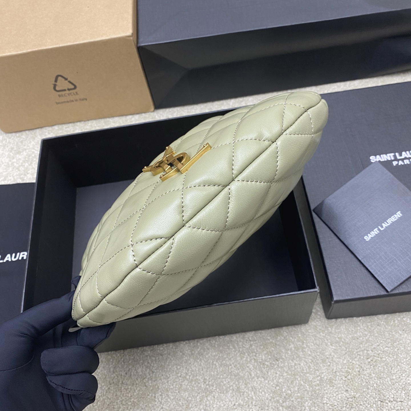 Saint Laurent ICARE baby纳帕羊皮手袋 备受瞩目的可颂形状包包 标志性的金属logo点缀其中