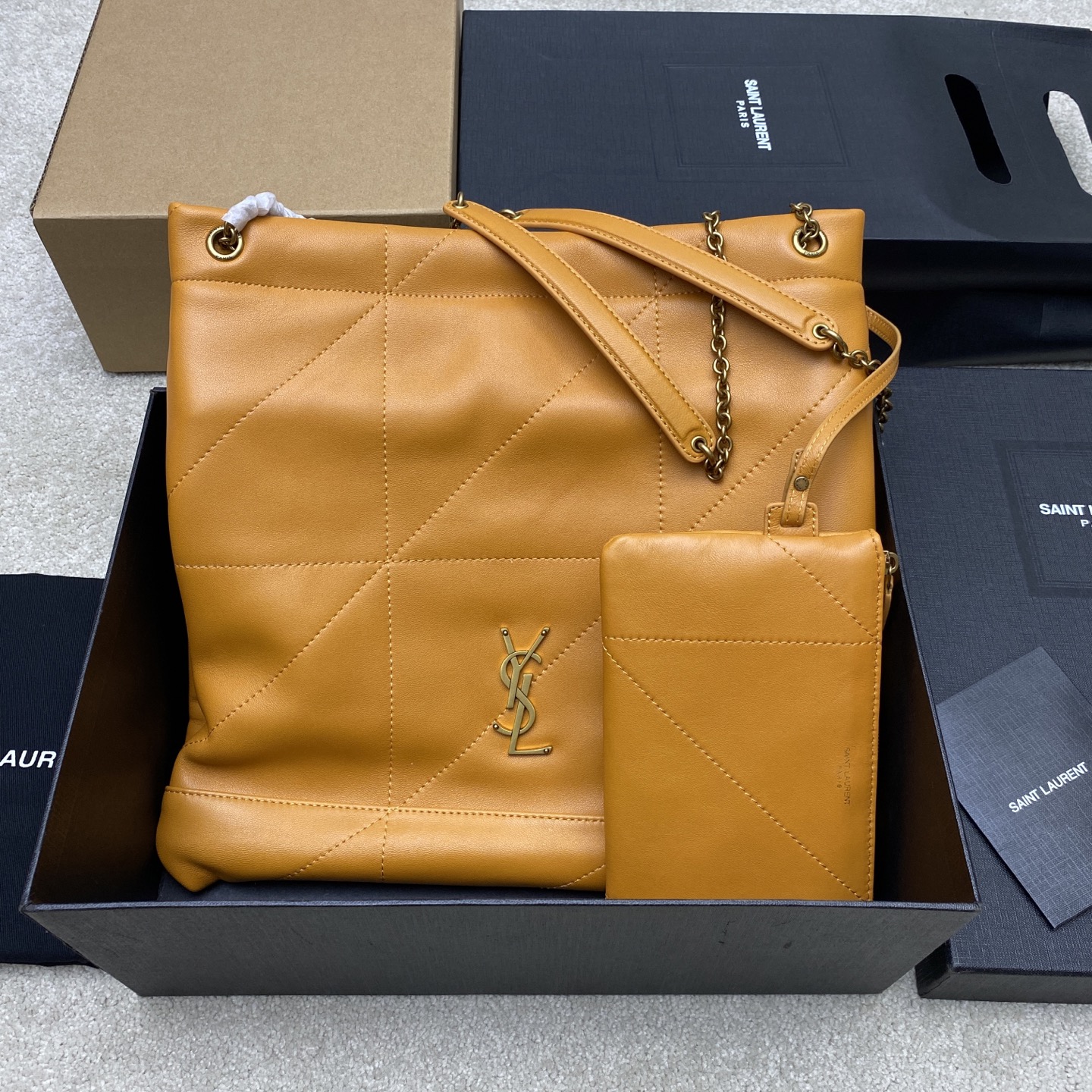 NO:394690,Turmeric sheepskin/gold POCHON_The new style is super beautiful and can be carried on the 'trash bag'. The new and new style bag is made of imported lambskin from Italy, with ultra-high craftsmanship quilting, front logo hardware with chain trunks, sweet and cool large-capacity bucket bag, fashionable and inexpensive!  Very little woman!  The atmosphere of the high-end and hot girl is filled with the casual atmosphere. In terms of fashion, it is a very dramatic item, with super high functionality and great-looking bag style!  0 N Various backing methods for carrying or holding, underarm back, oblique back model 781666 [original leather] Size 38×33×2cm, Saint Laurent, saint laurent, sheepskin19860909姜黄羊皮/金 POCHON_新款超好看可以背的“垃圾袋” 全新新款包型,包包采用意大利进口小羊皮,超高工艺的对格绗缝,正面logo五金搭配链条束口,甜酷大容量水桶包,时髦不贵！十分小女人！随心所欲的高级感辣妹感氛围直接拉满,时尚度来看是一个极具drama力的单品,功能性超高又很好看的包款 ！0 N多种背法手提或手拿,腋下背,斜背都 型号781666【原厂皮】 尺寸38×33×2cm,圣罗兰,saint laurent,sheepskin,Bag