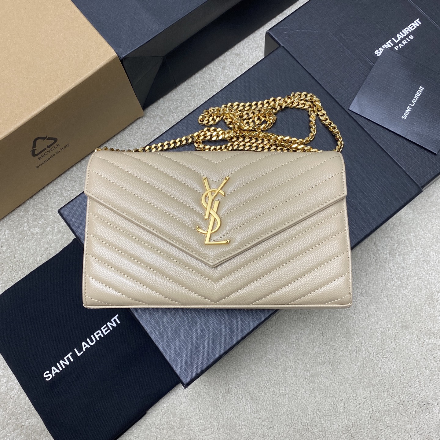 NO:394684,Light pink ball pattern/gold MONOGRAM caviar pattern original leather version envelope bag is a super practical small bag, the most classic style original cowhide with fine handmade; custom metal Y logo highlights personality; flip cover design ensures safety of use; small bag has large capacity, with 20 card slots, two banknote compartments, two central compartments, and one zipper inner pocket, all 20250 Model 360452 [original leather] Size 22.5x14x4cm, Saint Laurent, saint laurent, cowhide19860909浅粉球纹/金 MONOGRAM鱼子酱纹路原厂皮版本信封包超级实用的一款小包,最经典的款式原厂牛皮配上精细手工制作；定制金属Y家logo彰显个性；翻盖设计确保使用的安全性；小包包大容量,包内设有20个卡片槽,两个纸币隔层,两个中央隔层,一个拉链内袋,装尽所有20250 型号360452【原厂皮】 尺寸22.5x14x4cm,圣罗兰,saint laurent,cowhide,Bag