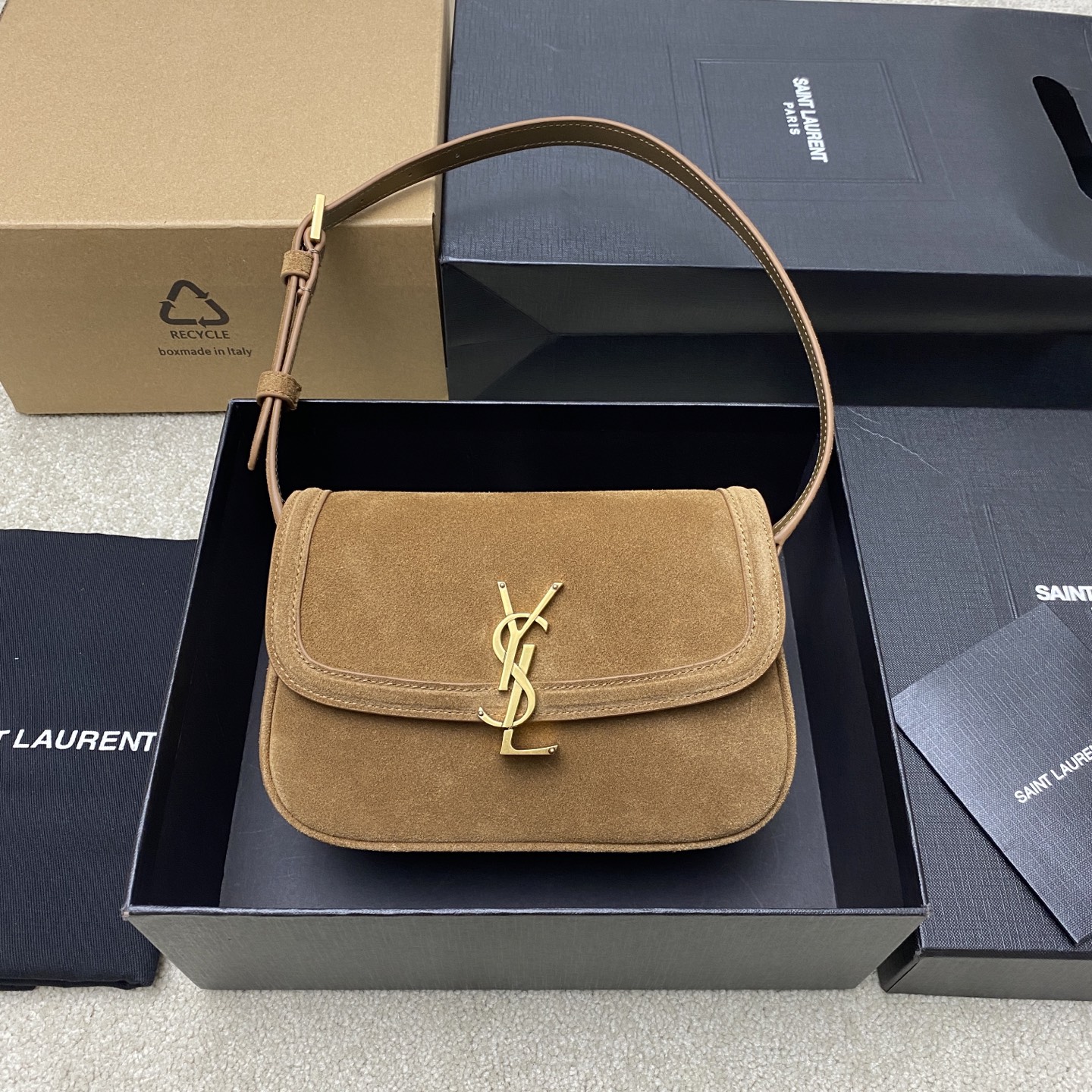 NO:394699,Caramel matte/gold, so charming and cool texture, YSL/Saint Laurent Women's SOLFERINO medium-sized BOX leather handbag, cowhide feel and flexible leather surface, the new 'L' letters are opened up and down half, completely subverting your understanding of the buckle, making people amazed!  The simple and high-end style exudes a capable and pure beauty~ Whether it is classic black or elegant, each reveals exquisite craftsmanship [Ambient R] [Ambient R] Carry them casually. It is super easy to match it with charming style. Classic underarm bag 20250 Model 843524 [Original leather] Size 18x13x6.5cm, Saint Laurent, saint laurent, saint laurent, cowhide19860909焦糖磨砂/金 好迷人的飒爽质感,YSL/圣罗兰 女士SOLFERINO中号BOX皮革手袋,牛皮手感及皮面的柔韧全新设计的“L”字母上下对半开扣,彻底颠覆你对包扣的认知,不禁让人发出惊叹！简约高级的风格散发出干练纯粹的美感啦~无论是经典黑色 还是优雅每一款都透露着精致的工艺[氛围感R][氛围感R]随手拎着它们 超容易搭配出迷人的风格呦经典款腋下包20250 型号843524【原厂皮】 尺寸18x13x6.5cm,圣罗兰,saint laurent,saint laurent,cowhide,Bag