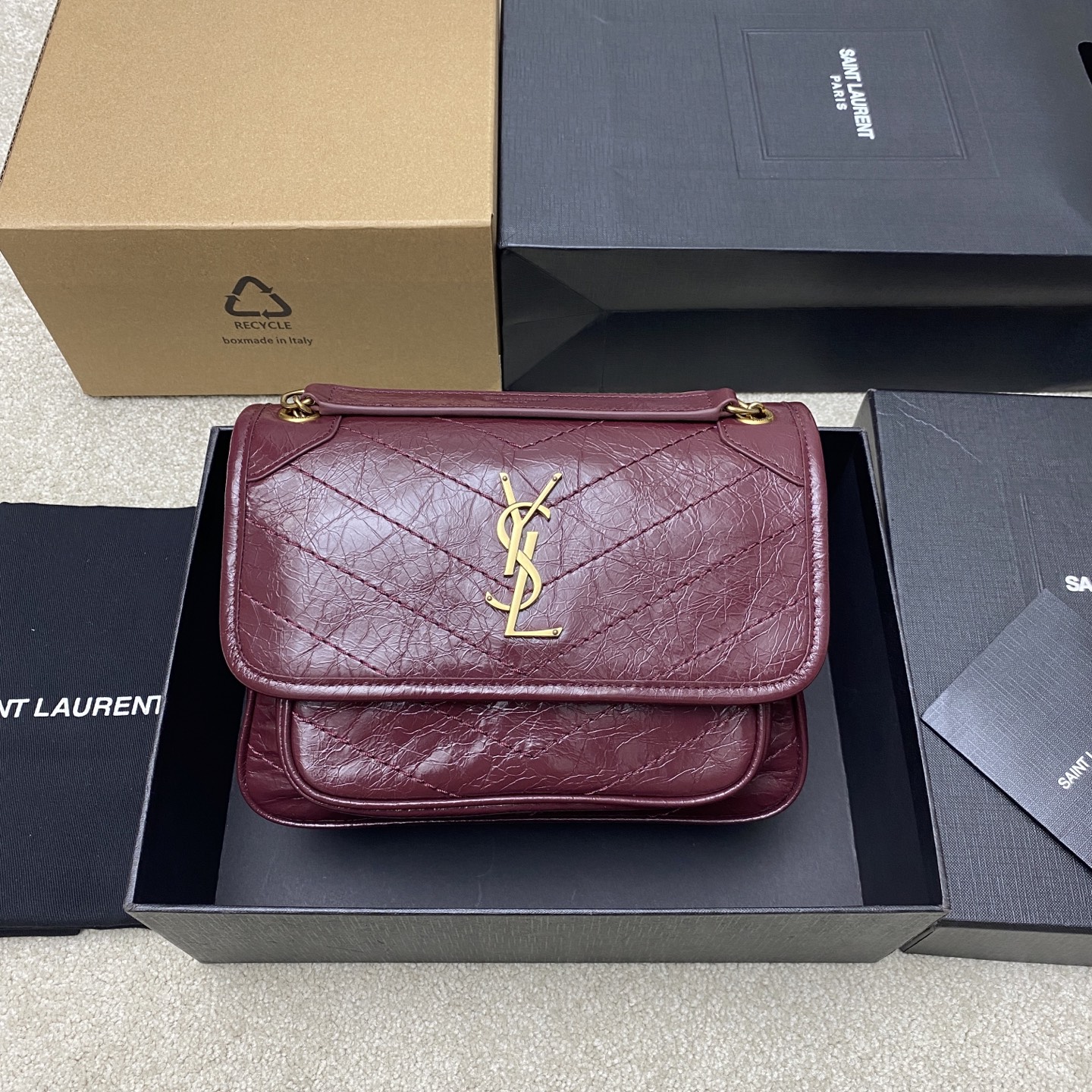 NO:394705,Oily wax red gold label/gold hot NIKI ~ 22CM [Color] [Color] Original single-skin crack [Strong] [Strong] Many celebrities, it is hard to find a pack of the same counter online. The popular NIKI size is enough for daily use. The super large capacity, oily wax wrinkled cowhide, and the hardware is even more special. The surface of the hardware is cowhide!  The process is very complicated and gives you a different visual effect!  A must-have style!  Everyone has one celebrity!  20250 Model number 498892 [original leather] Size 22X16.5x7.5cm, Saint Laurent, saint laurent, cowhide19860909油腊枣红金标/金 爆款NIKI～22CM [色][色]原单皮爆裂纹[强][强]超多明星,网上同款专柜一包难求,风靡全球的NIKI,小号尺寸足够平时使用.超大容量,油蜡抓皱牛皮,五金更是特别,五金表面是牛皮哦！工序非常复杂,给你们不一样的视觉效果！绝对不能少的款式！明星网红人手一个！20250 型号号498892【原厂皮】 尺寸22X16.5x7.5cm,圣罗兰,saint laurent,cowhide,Bag