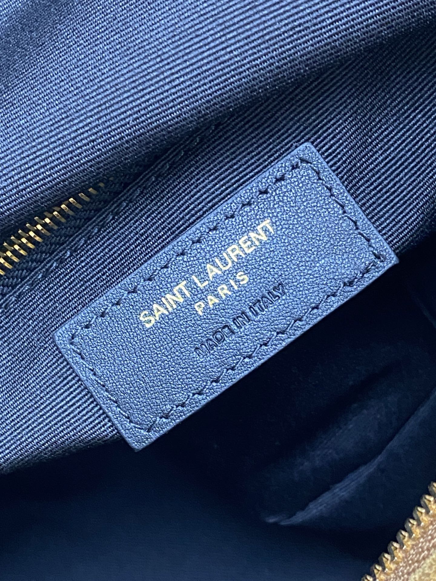 Saint Laurent 新款ICARE baby麂皮手袋 备受瞩目的可颂形状包包 标志性的金属logo点缀其中