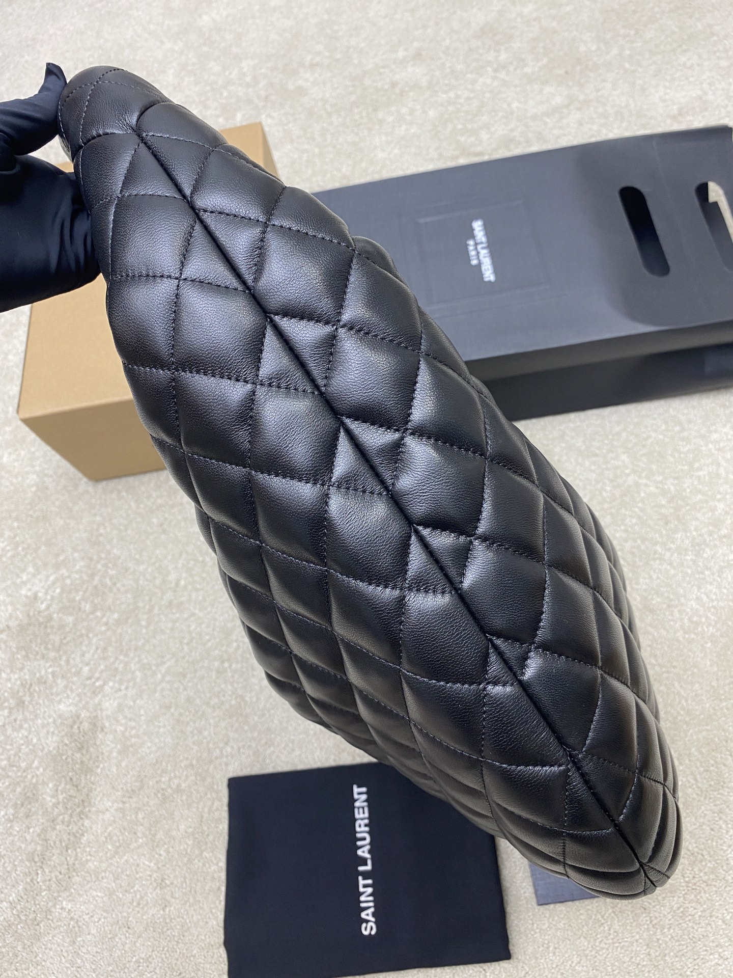 Saint Laurent 新款ICARE baby纳帕羊皮手袋 备受瞩目的可颂形状包包 标志性的金属logo点缀其中