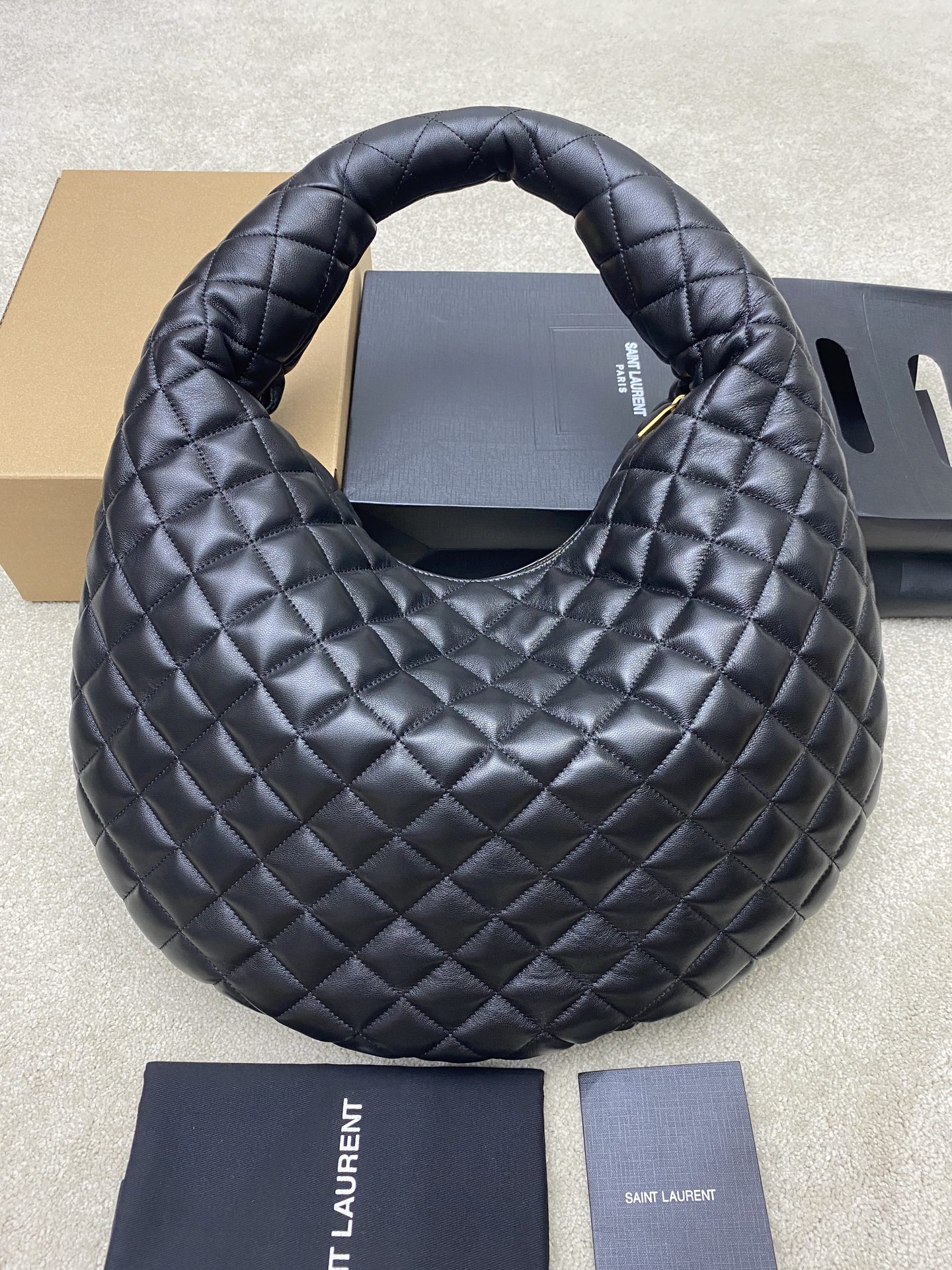 Saint Laurent 新款ICARE baby纳帕羊皮手袋 备受瞩目的可颂形状包包 标志性的金属logo点缀其中