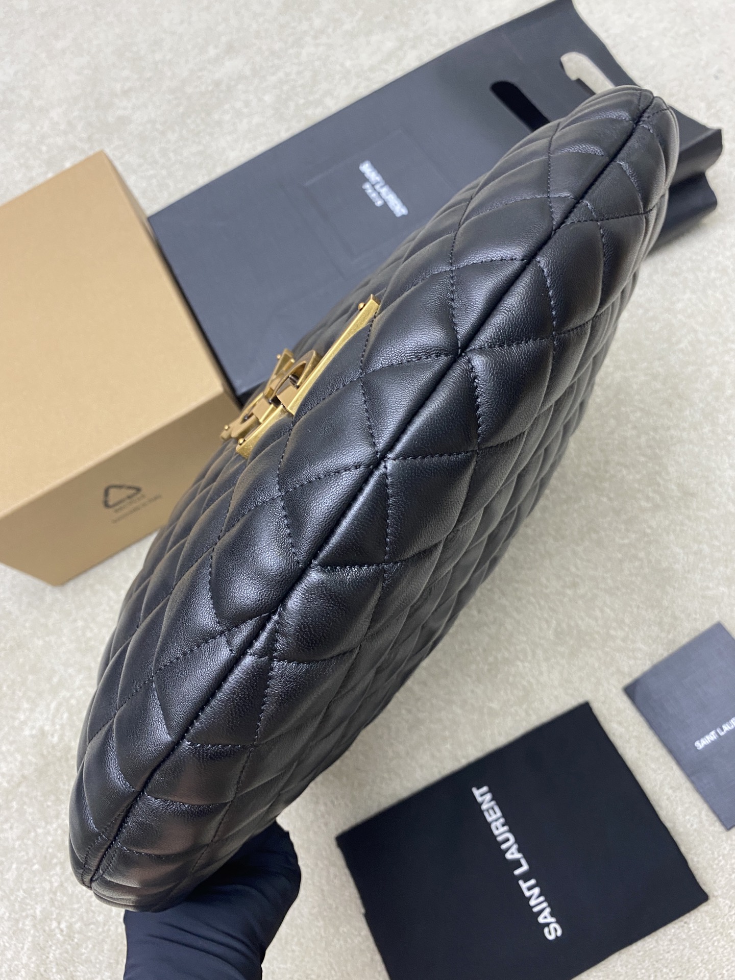 Saint Laurent 新款ICARE baby纳帕羊皮手袋 备受瞩目的可颂形状包包 标志性的金属logo点缀其中
