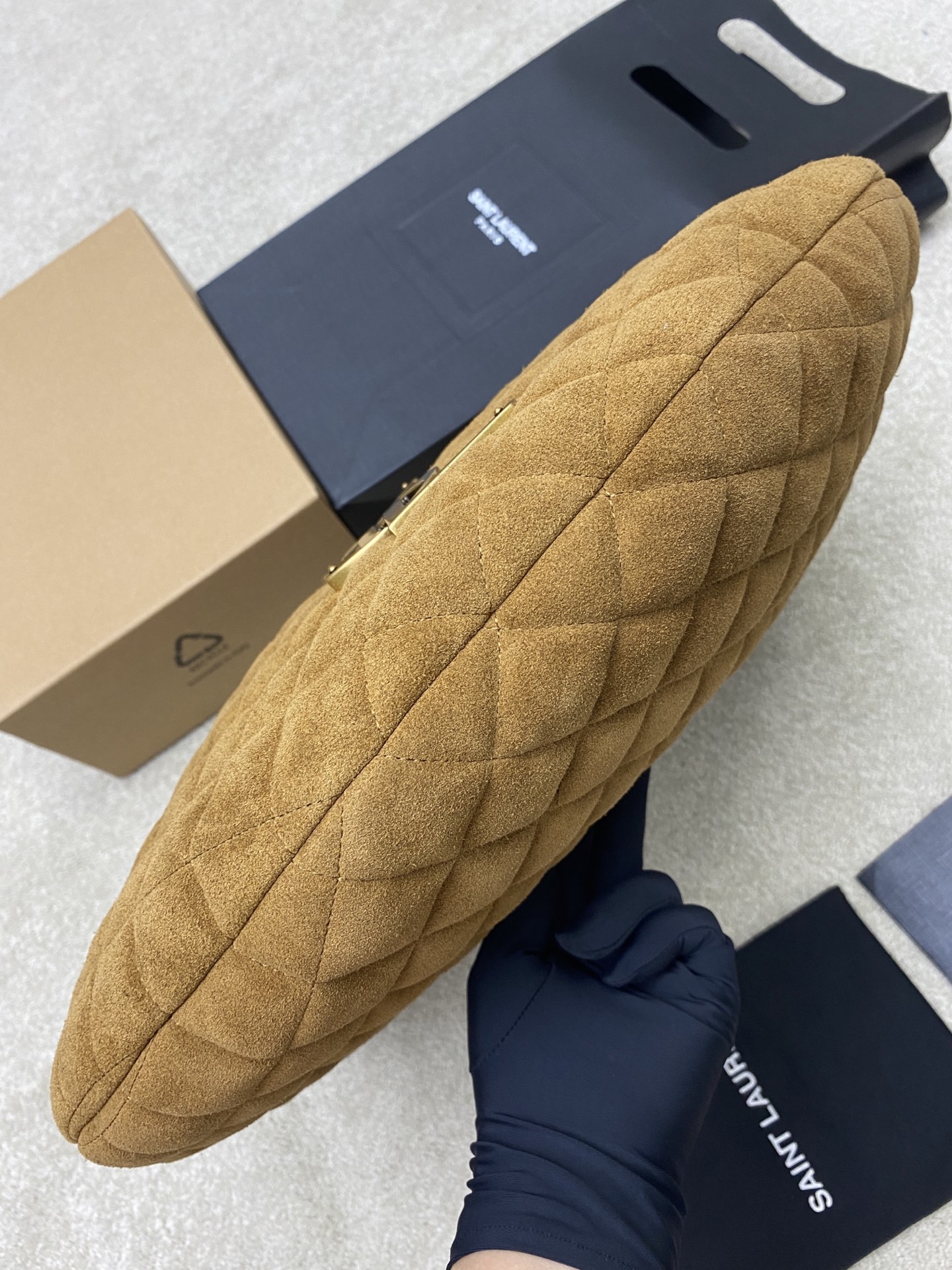 Saint Laurent 新款ICARE baby麂皮手袋 备受瞩目的可颂形状包包 标志性的金属logo点缀其中
