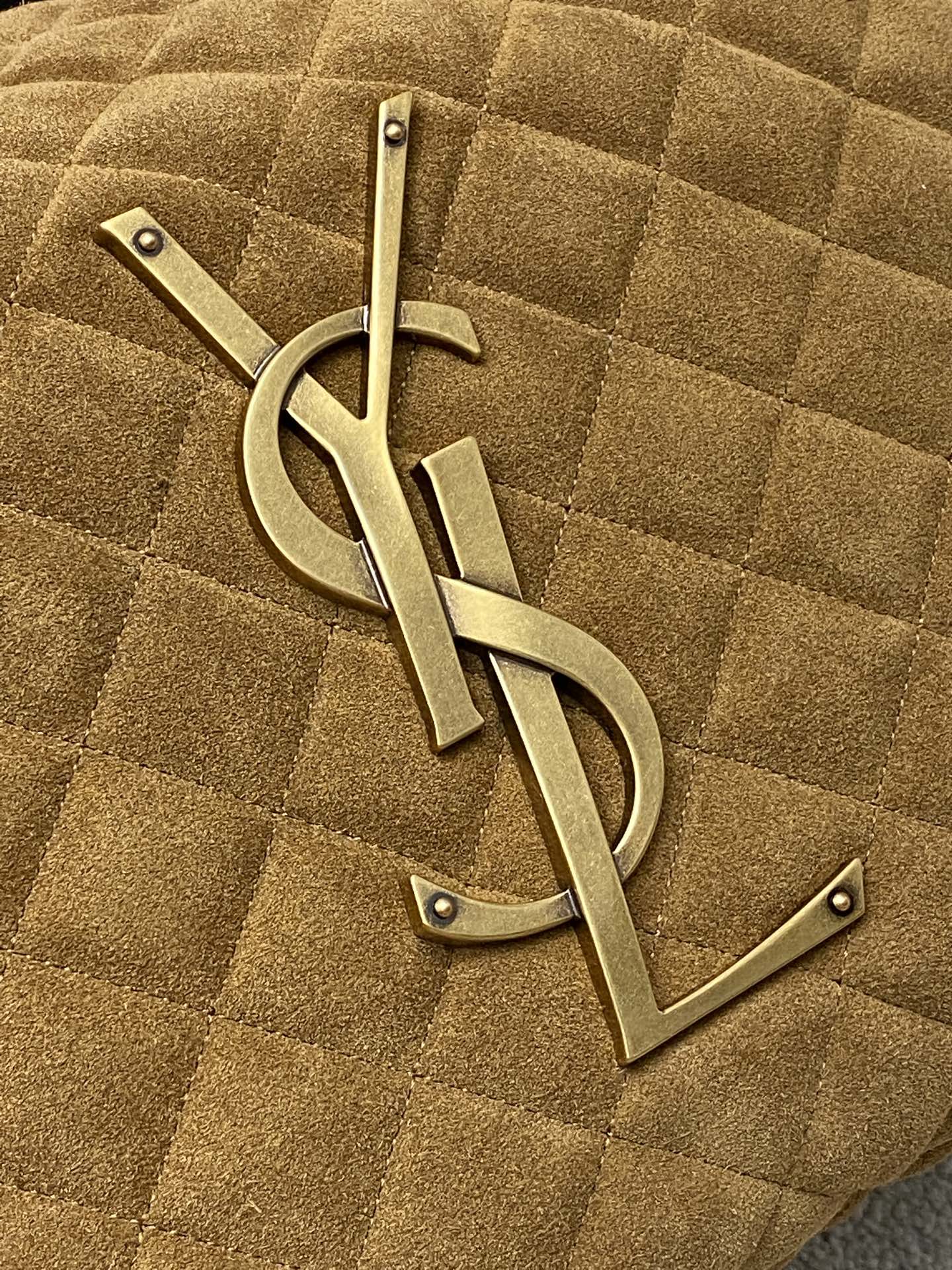 Saint Laurent 新款ICARE baby麂皮手袋 备受瞩目的可颂形状包包 标志性的金属logo点缀其中