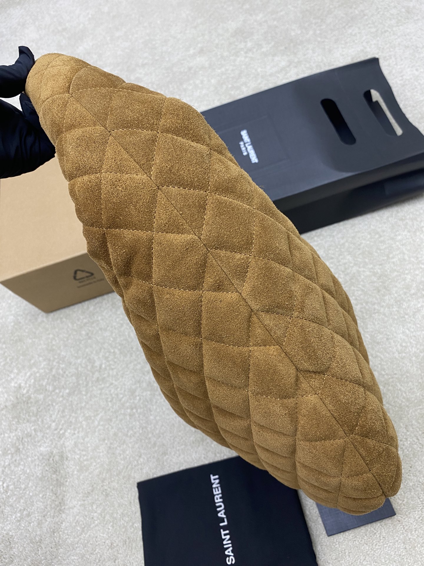 Saint Laurent 新款ICARE baby麂皮手袋 备受瞩目的可颂形状包包 标志性的金属logo点缀其中