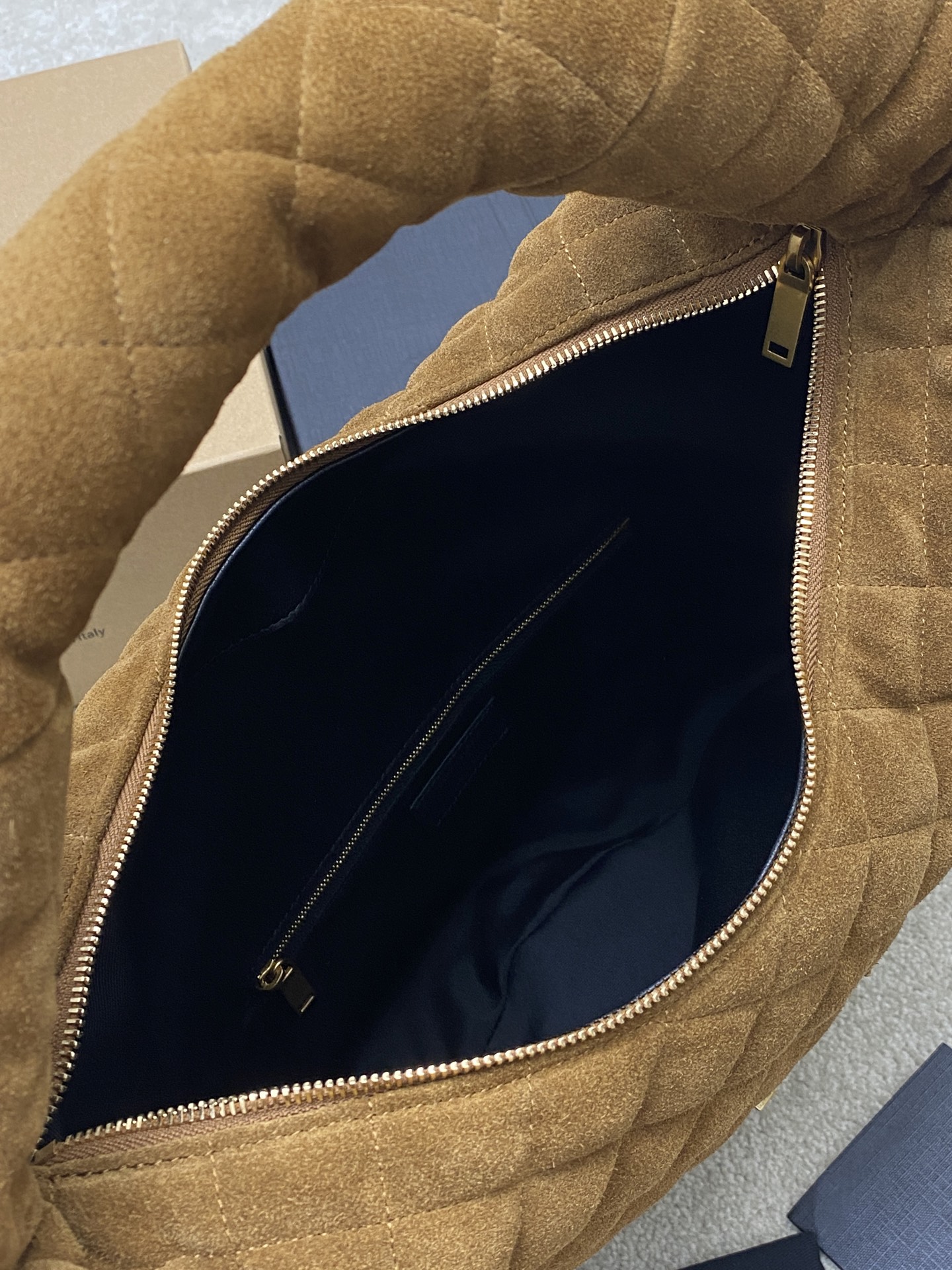 Saint Laurent 新款ICARE baby麂皮手袋 备受瞩目的可颂形状包包 标志性的金属logo点缀其中