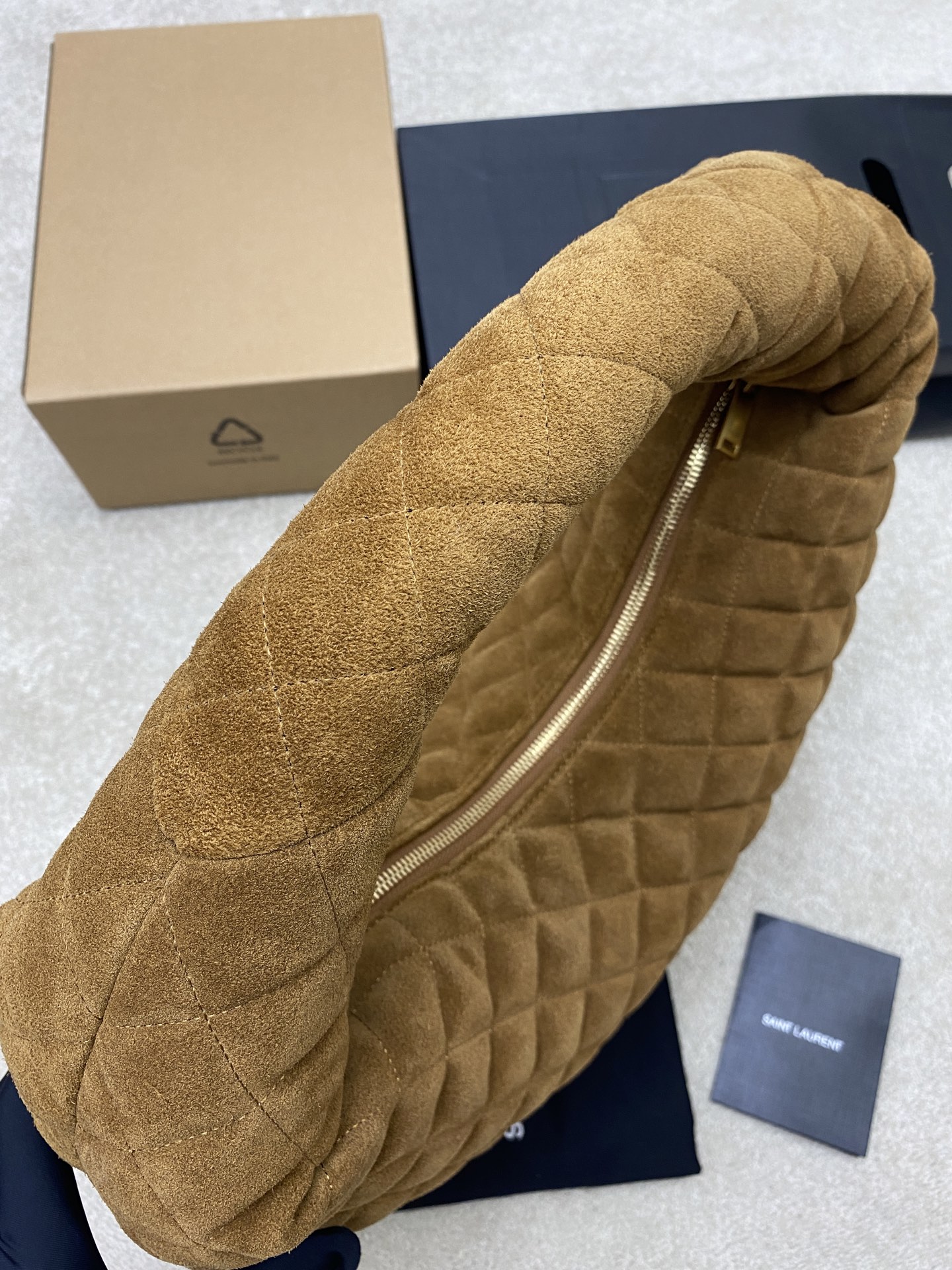 Saint Laurent 新款ICARE baby麂皮手袋 备受瞩目的可颂形状包包 标志性的金属logo点缀其中
