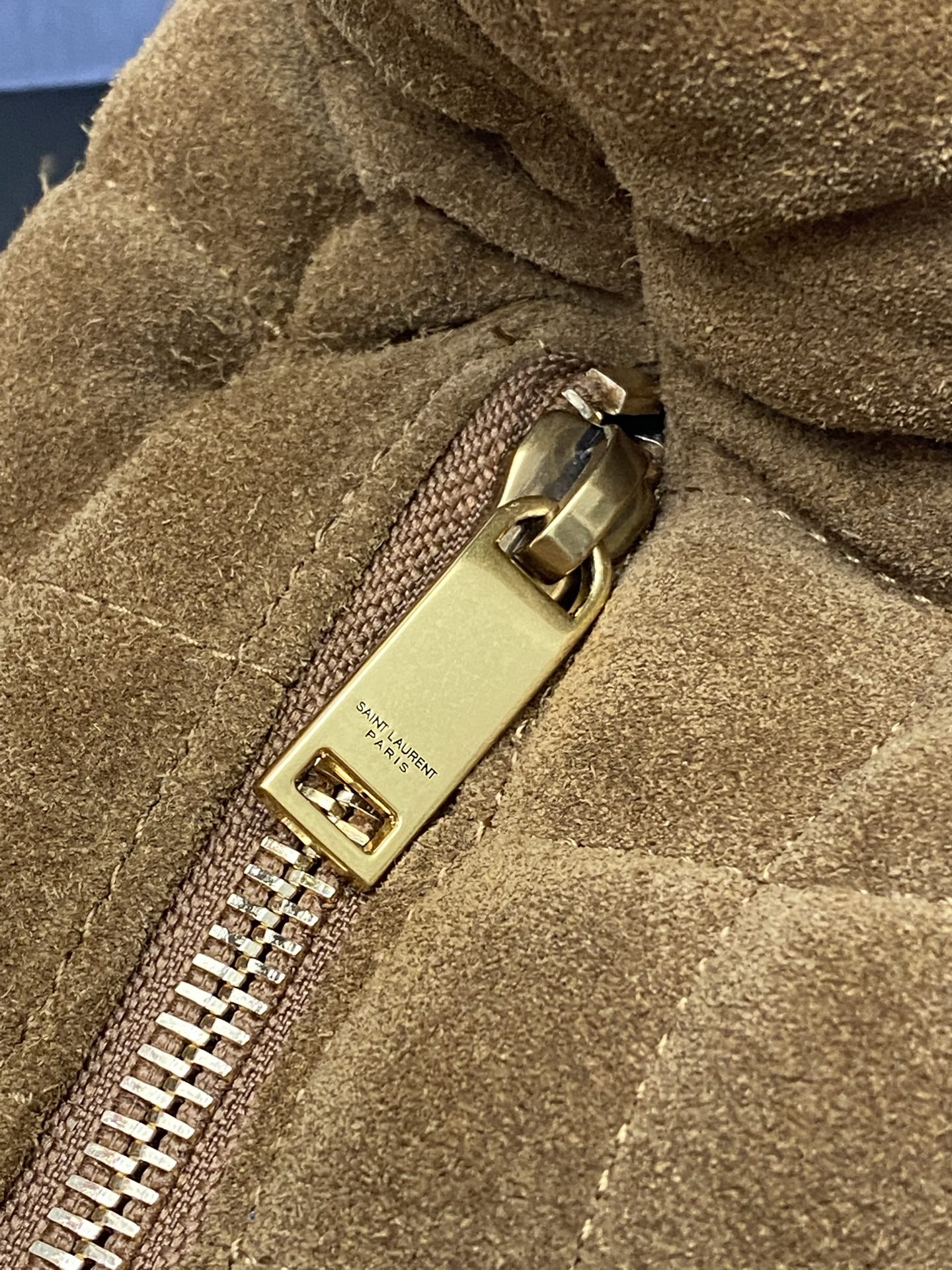 Saint Laurent 新款ICARE baby麂皮手袋 备受瞩目的可颂形状包包 标志性的金属logo点缀其中