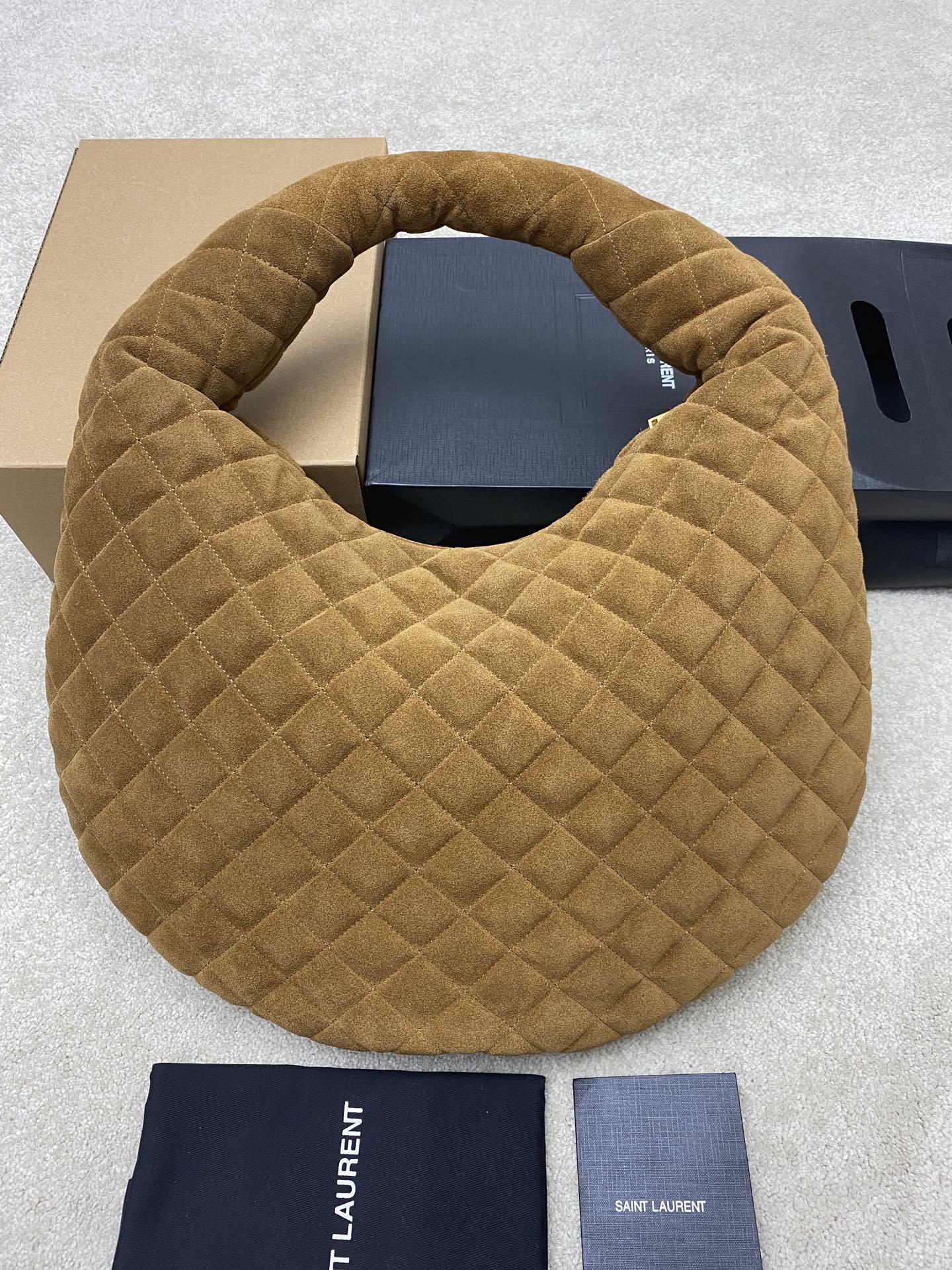 Saint Laurent 新款ICARE baby麂皮手袋 备受瞩目的可颂形状包包 标志性的金属logo点缀其中