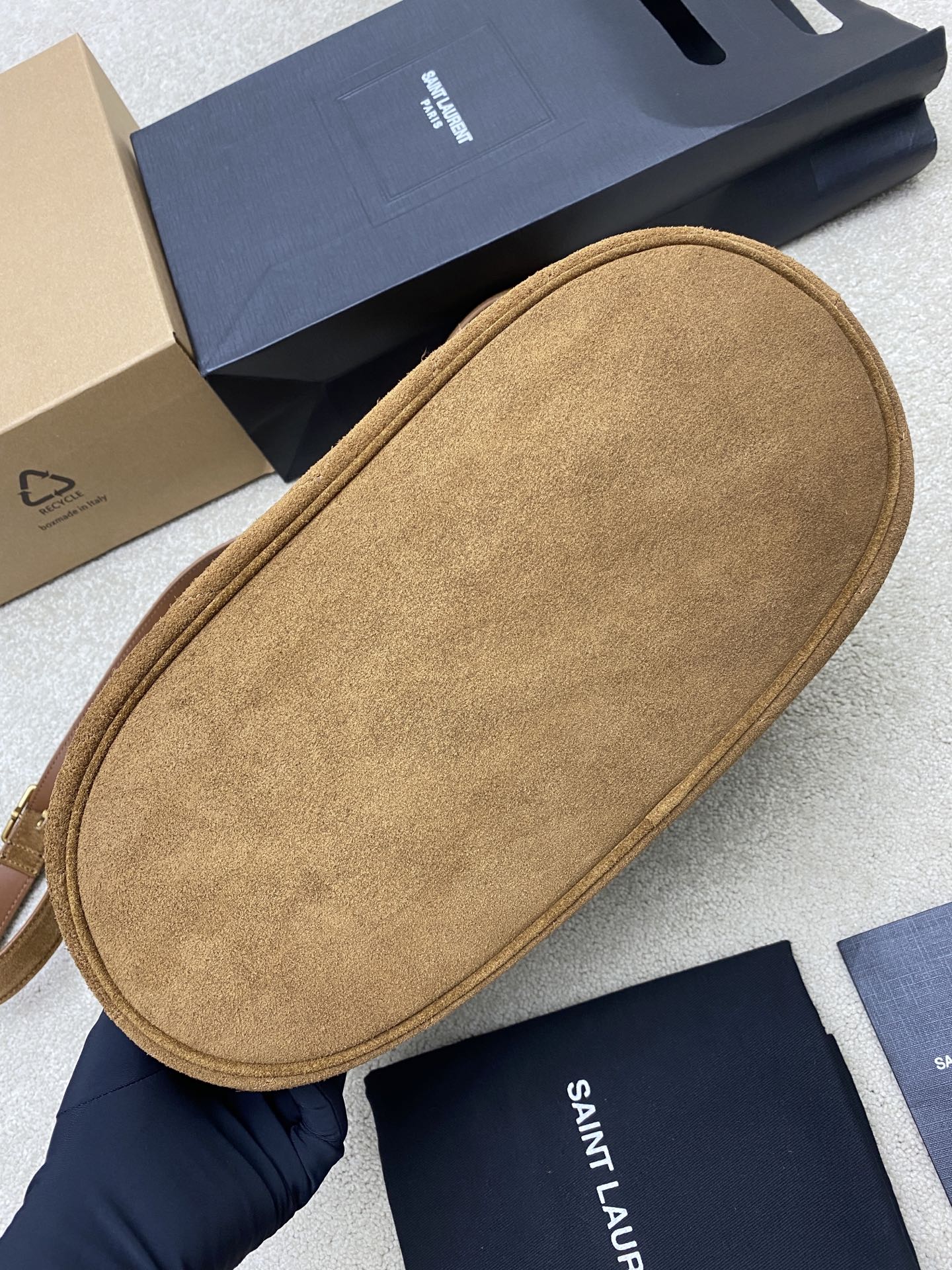 Saint Laurent Y家新款 Niki 麂皮腋下水桶包 今年秋季 绝美的焦糖干吧邑色