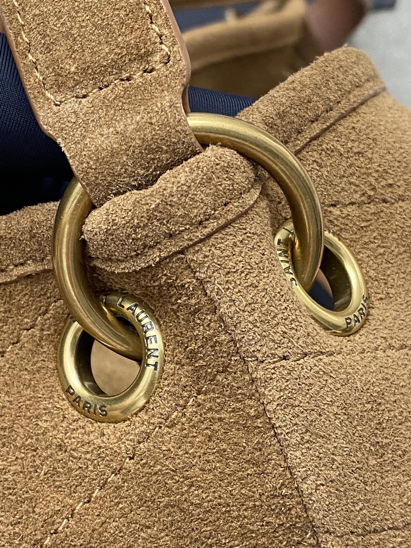 Saint Laurent Y家新款 Niki 麂皮腋下水桶包 今年秋季 绝美的焦糖干吧邑色