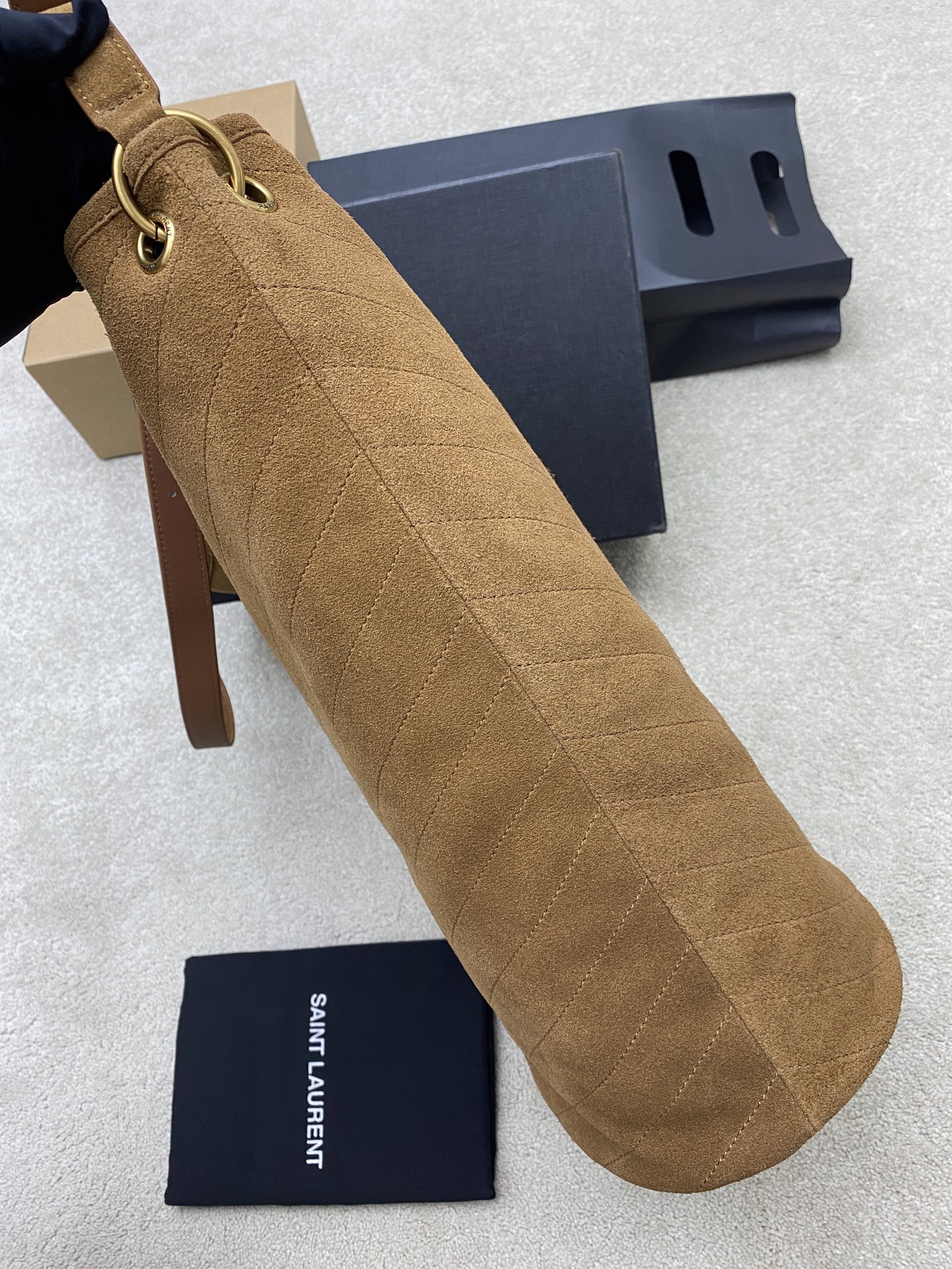 Saint Laurent Y家新款 Niki 麂皮腋下水桶包 今年秋季 绝美的焦糖干吧邑色