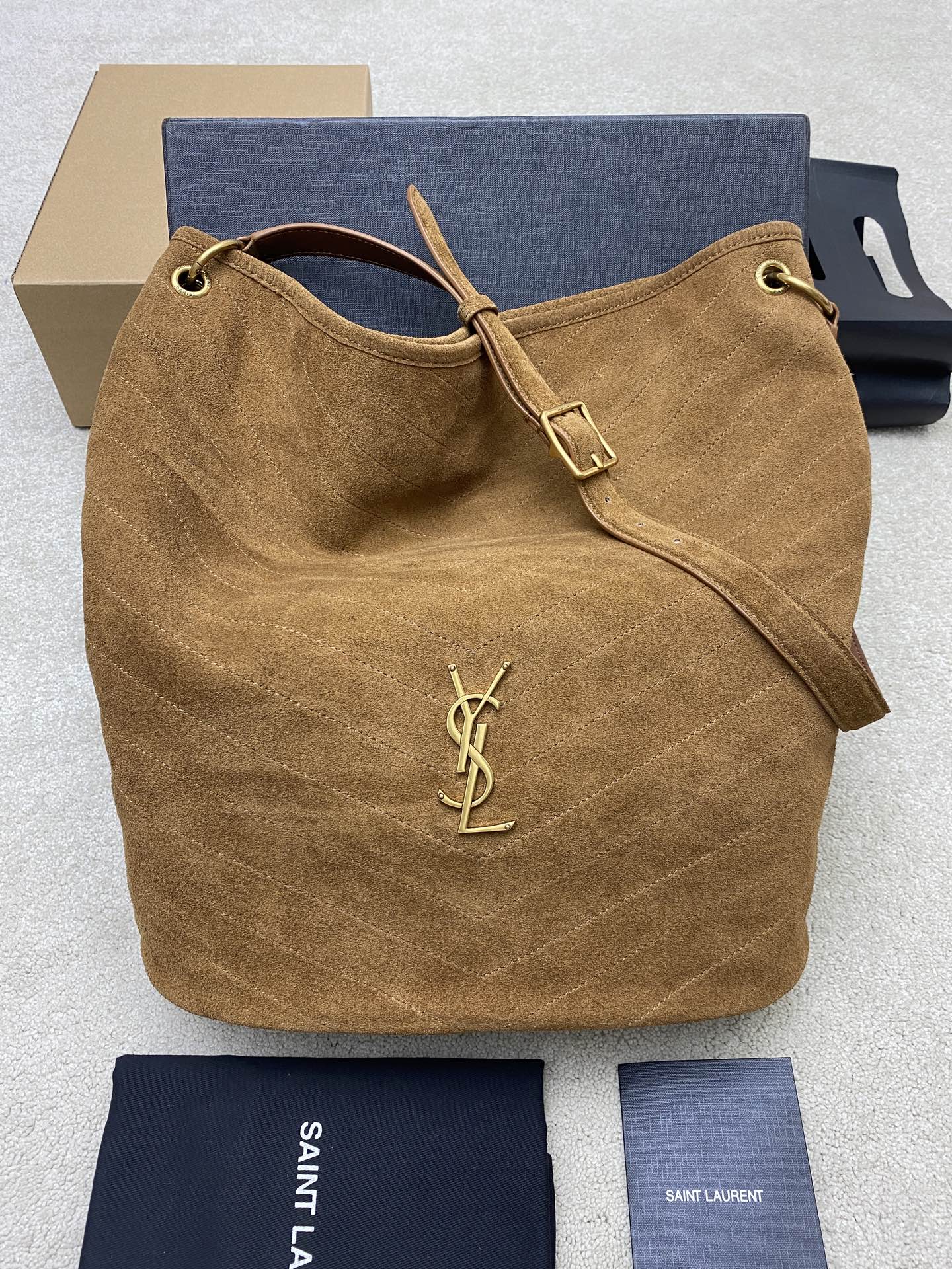 Saint Laurent Y家新款 Niki 麂皮腋下水桶包 今年秋季 绝美的焦糖干吧邑色