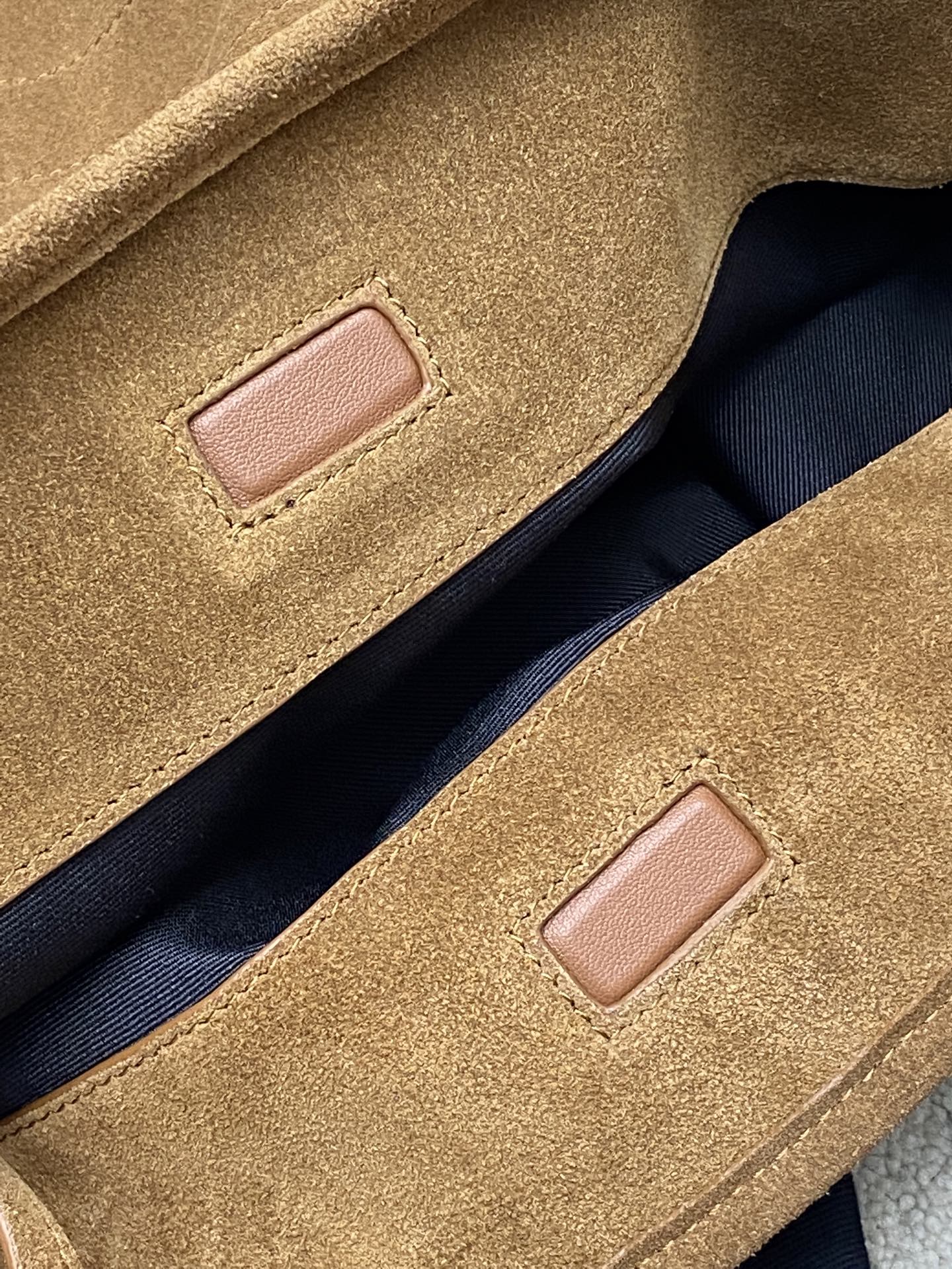 Saint Laurent Y家新款 Niki 麂皮腋下水桶包 今年秋季 绝美的焦糖干吧邑色