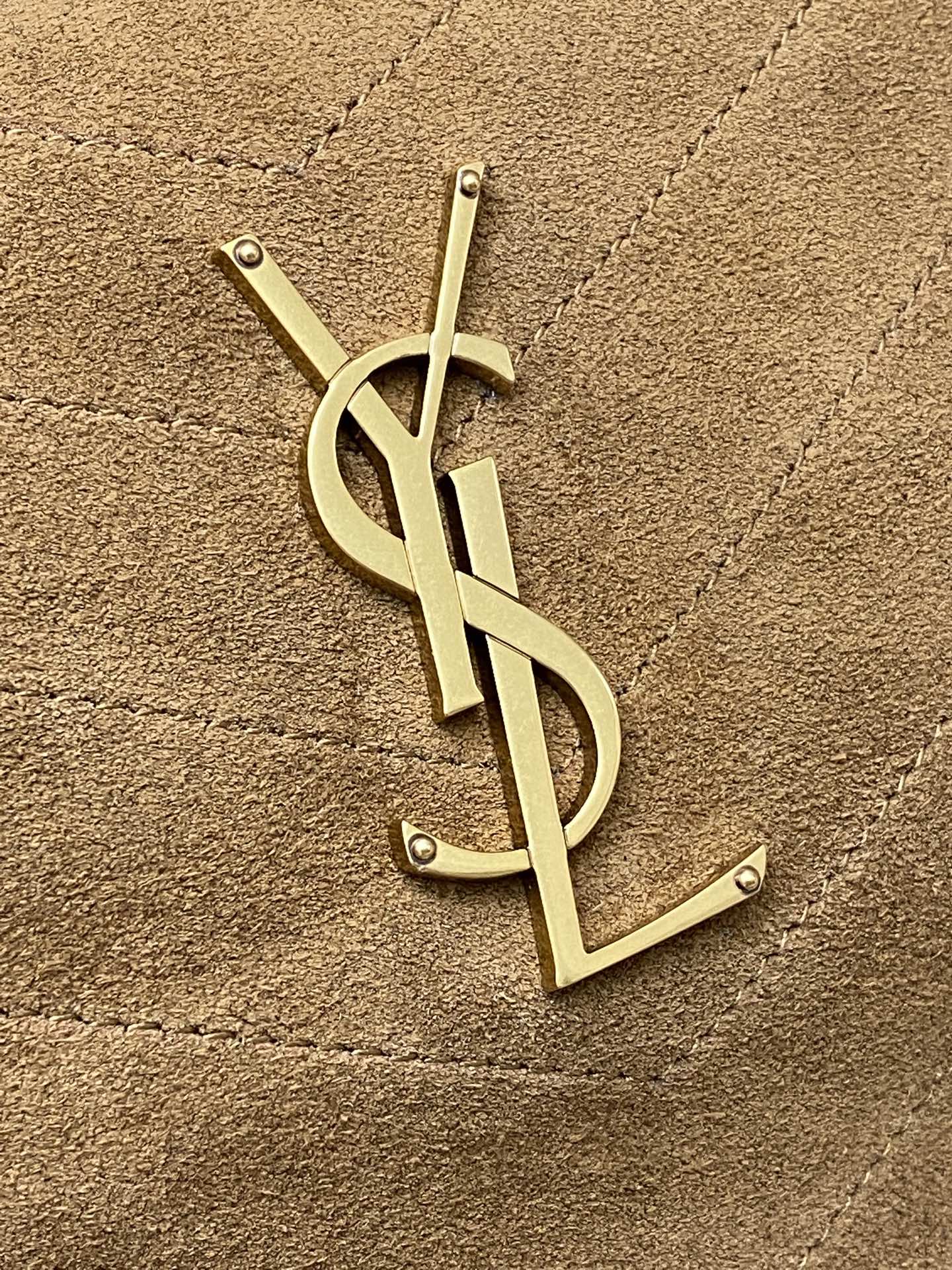 Saint Laurent Y家新款 Niki 麂皮腋下水桶包 今年秋季 绝美的焦糖干吧邑色