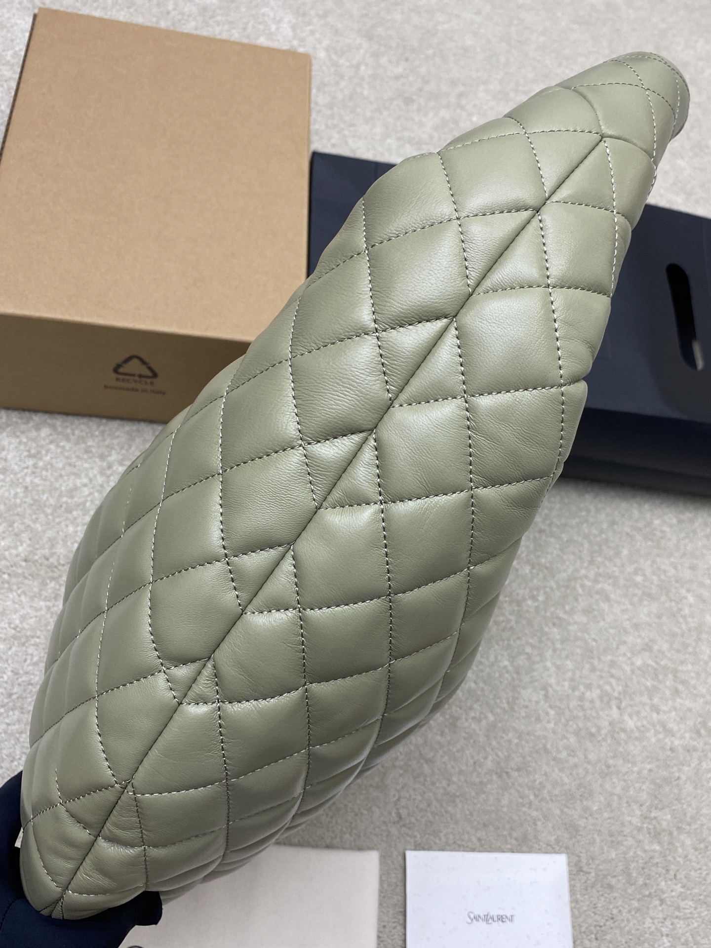 P&yen;800👉苔藓绿羊皮/金🌈新款ICARE baby纳帕羊皮手袋 备受瞩目的可颂形状包包🥐闪亮登场，标志性的金属logo点缀其中，完美结合复古与现代感，堪称本季最令人期待的It Bag之一。无论是日常出街还是夜晚派对，这款包都能轻松驾驭！
型号：858160
尺寸：47x35x15cm