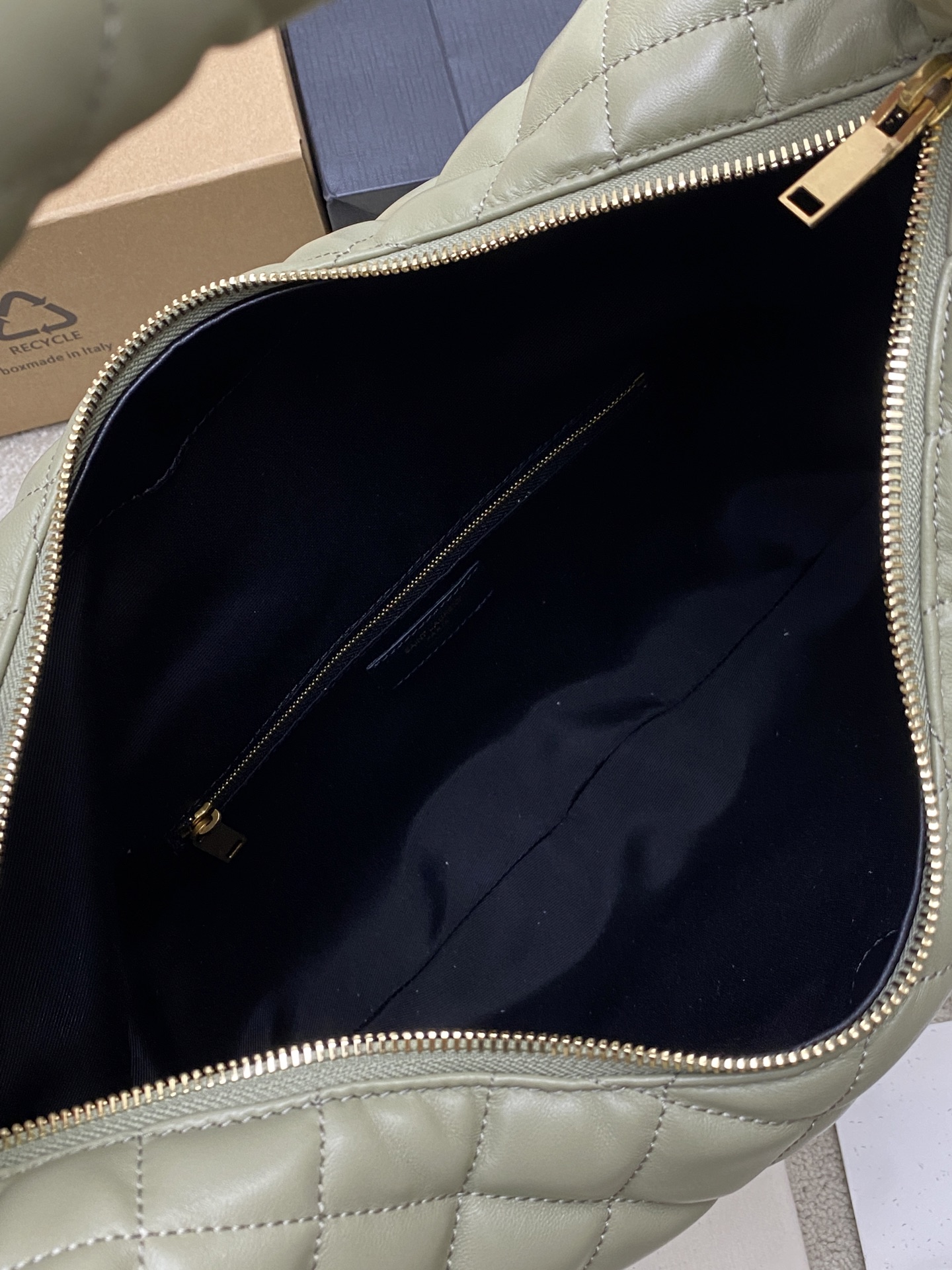 P&yen;800👉苔藓绿羊皮/金🌈新款ICARE baby纳帕羊皮手袋 备受瞩目的可颂形状包包🥐闪亮登场，标志性的金属logo点缀其中，完美结合复古与现代感，堪称本季最令人期待的It Bag之一。无论是日常出街还是夜晚派对，这款包都能轻松驾驭！
型号：858160
尺寸：47x35x15cm