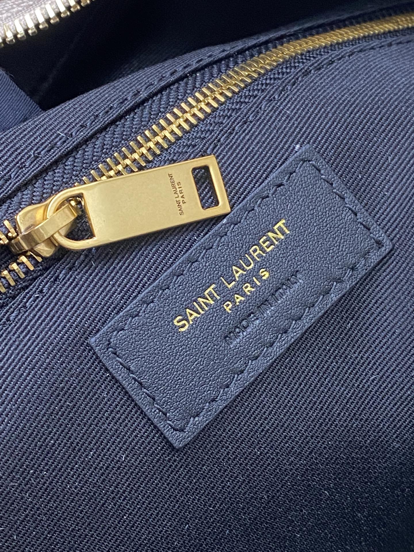 P&yen;800👉苔藓绿羊皮/金🌈新款ICARE baby纳帕羊皮手袋 备受瞩目的可颂形状包包🥐闪亮登场，标志性的金属logo点缀其中，完美结合复古与现代感，堪称本季最令人期待的It Bag之一。无论是日常出街还是夜晚派对，这款包都能轻松驾驭！
型号：858160
尺寸：47x35x15cm