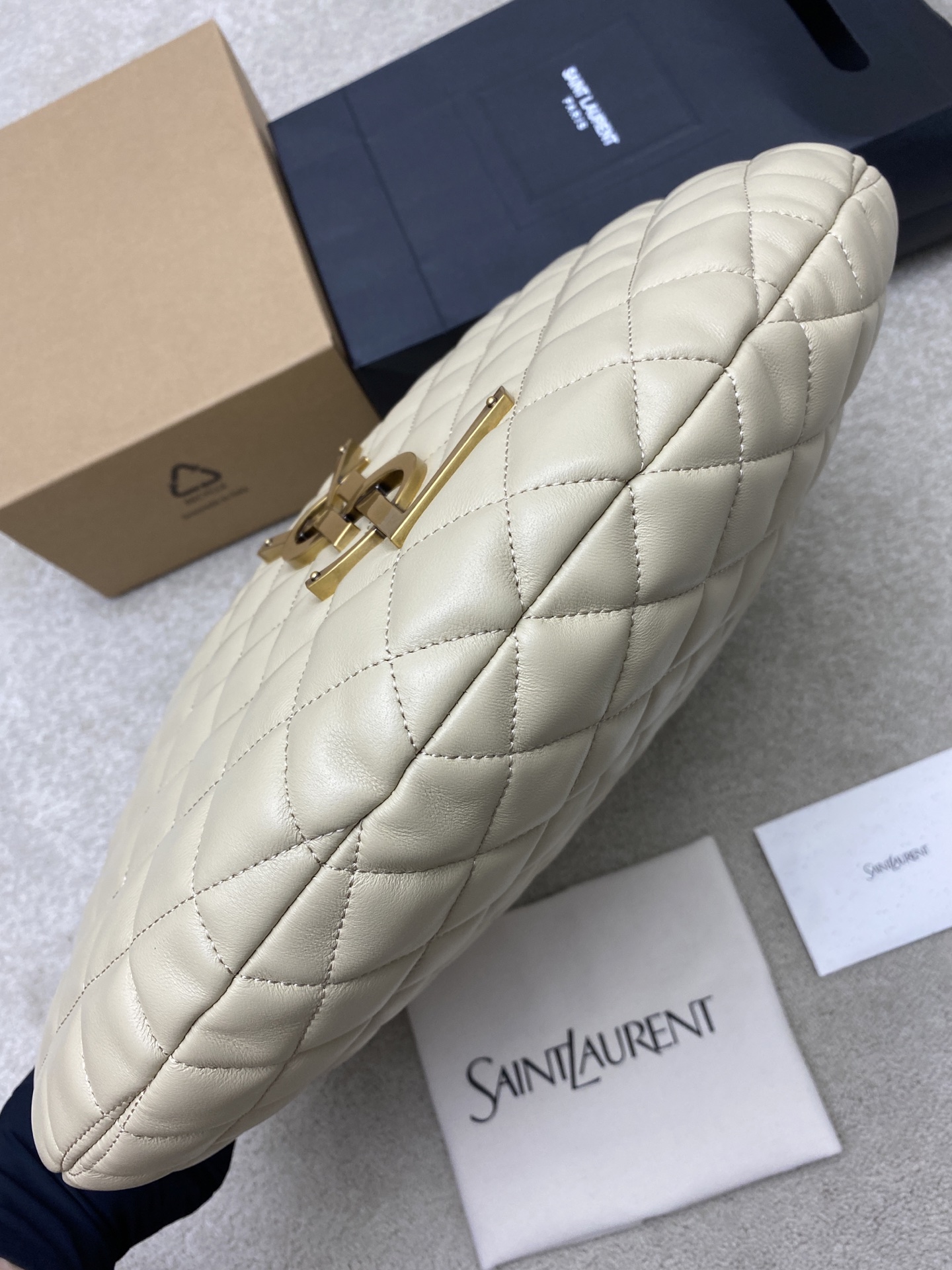 Saint Laurent 新款ICARE baby纳帕羊皮手袋 备受瞩目的可颂形状包包 标志性的金属logo点缀其中