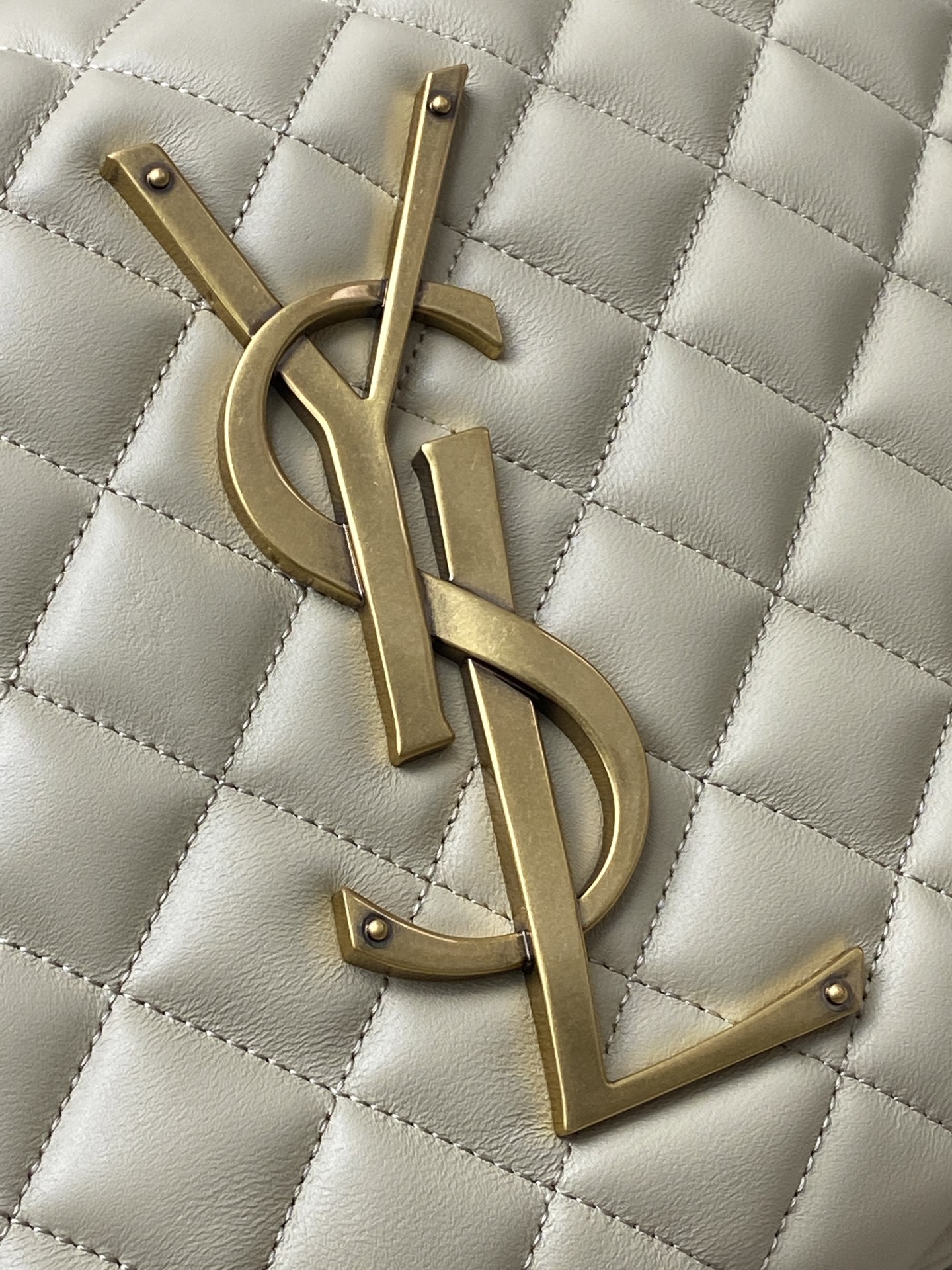 Saint Laurent 新款ICARE baby纳帕羊皮手袋 备受瞩目的可颂形状包包 标志性的金属logo点缀其中