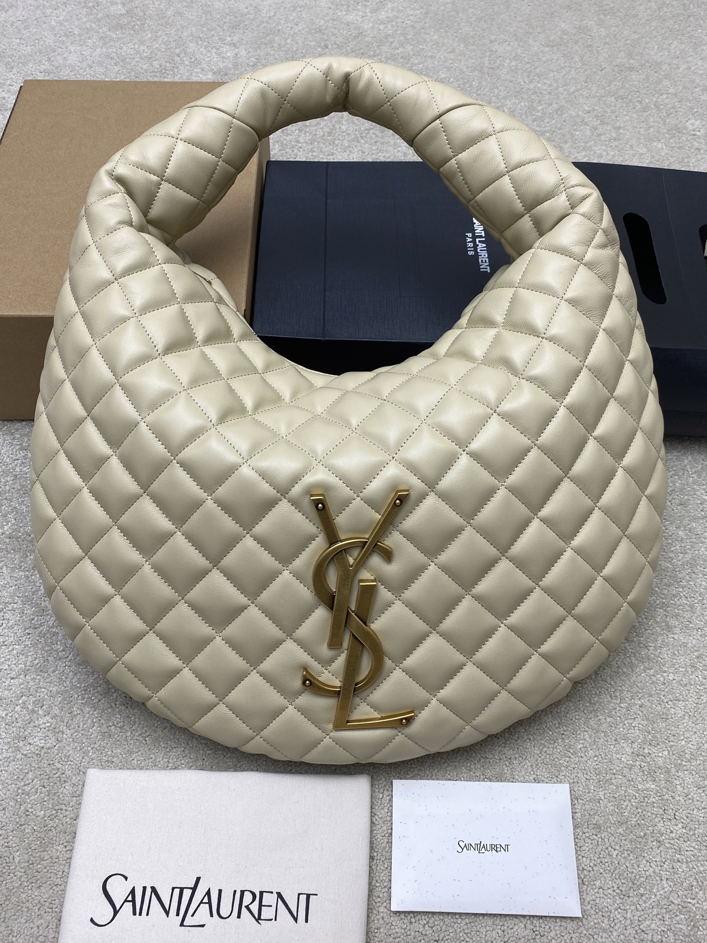 Saint Laurent 新款ICARE baby纳帕羊皮手袋 备受瞩目的可颂形状包包 标志性的金属logo点缀其中