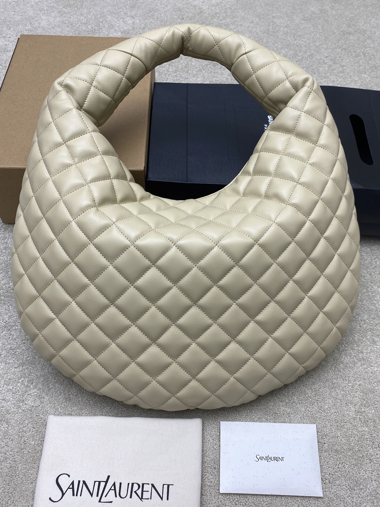 Saint Laurent 新款ICARE baby纳帕羊皮手袋 备受瞩目的可颂形状包包 标志性的金属logo点缀其中
