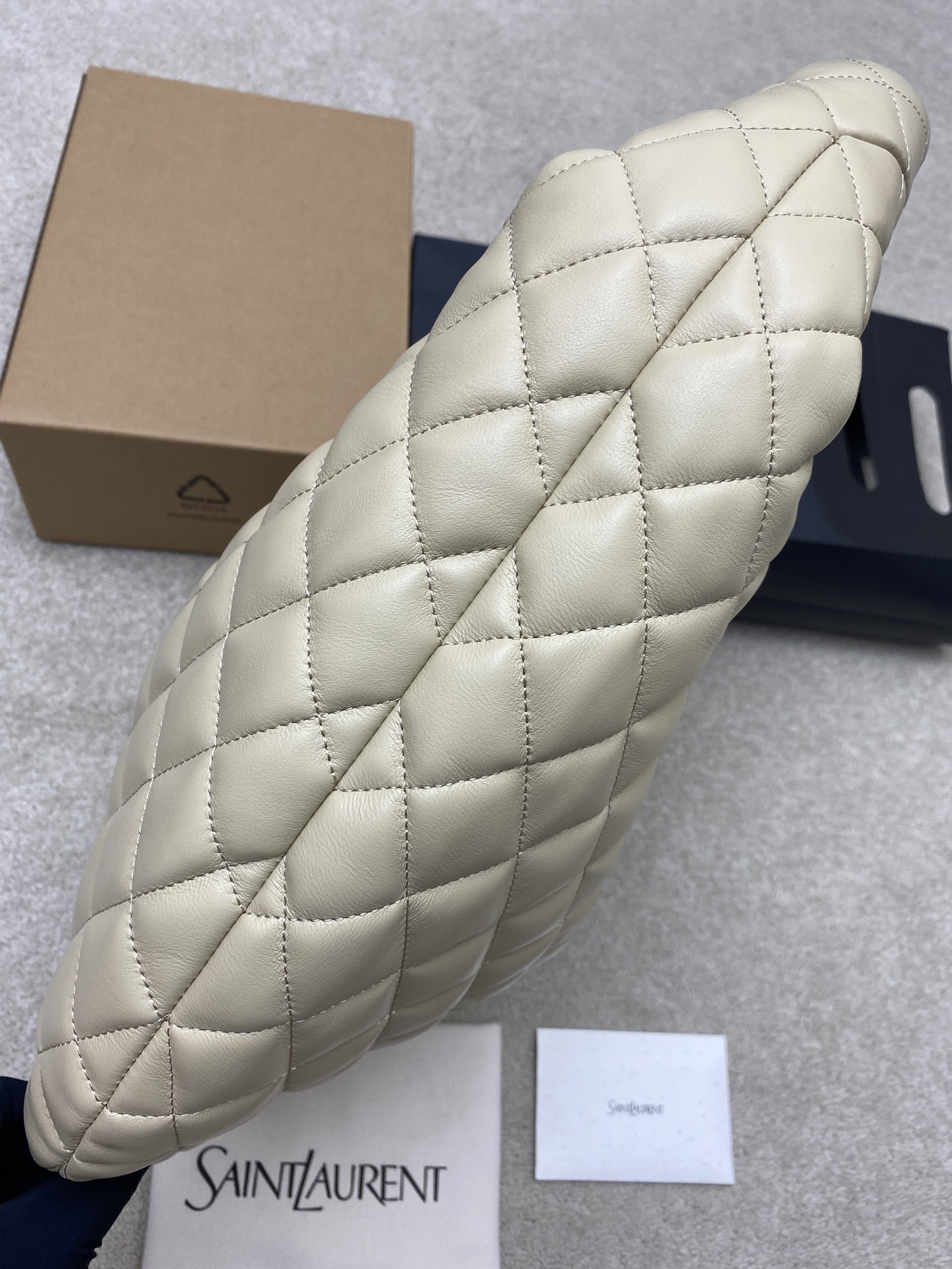 Saint Laurent 新款ICARE baby纳帕羊皮手袋 备受瞩目的可颂形状包包 标志性的金属logo点缀其中