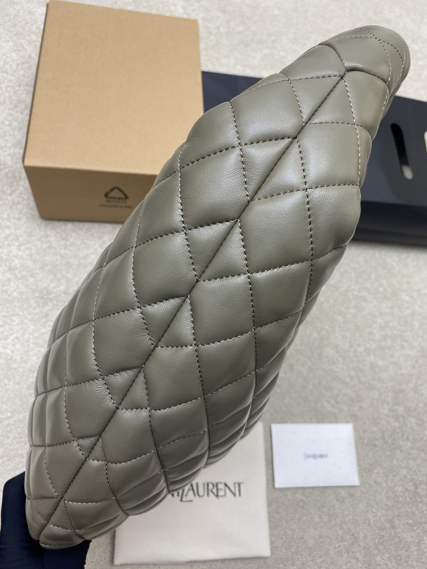 Saint Laurent 新款ICARE baby纳帕羊皮手袋 备受瞩目的可颂形状包包 标志性的金属logo点缀其中