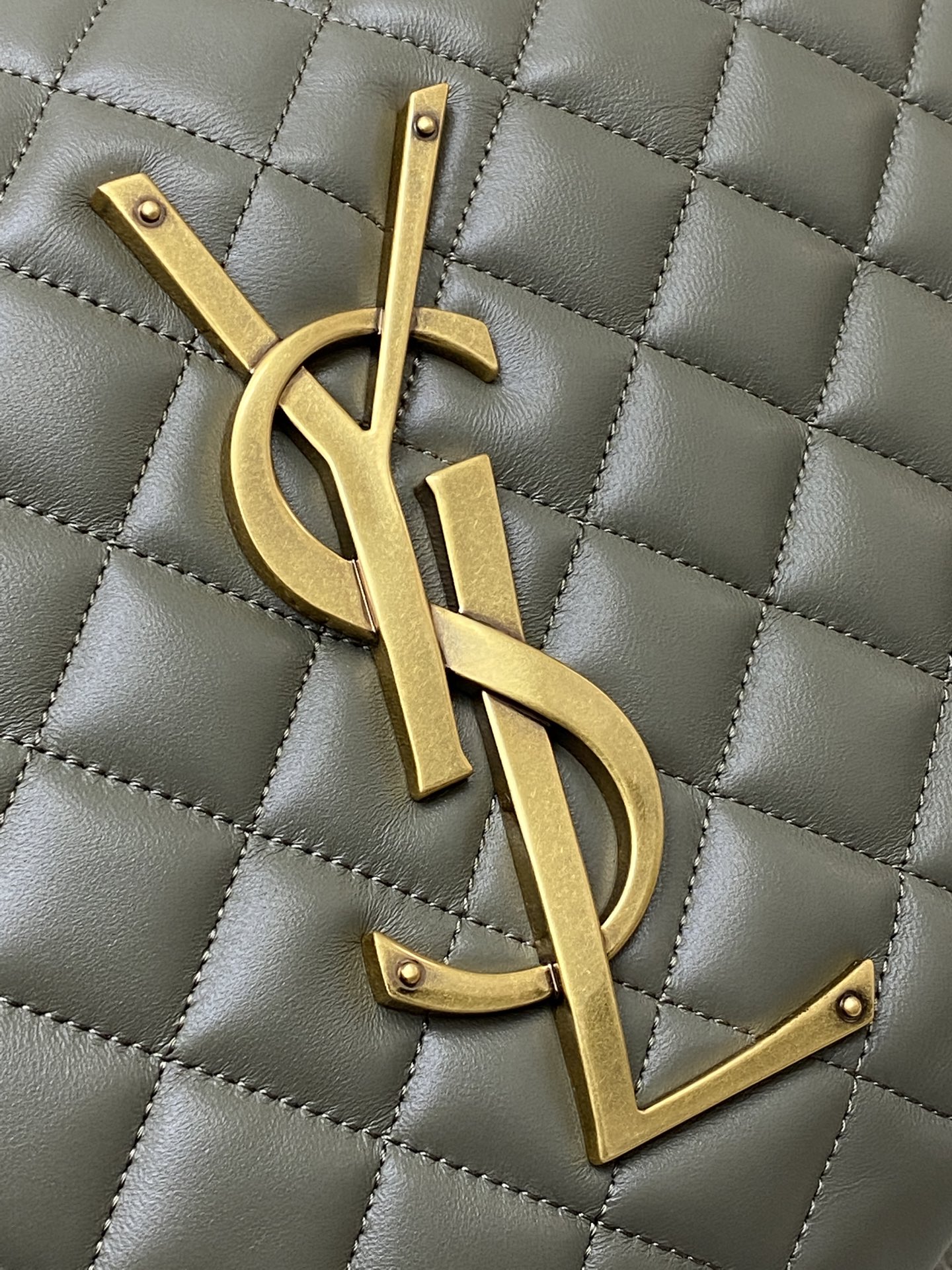Saint Laurent 新款ICARE baby纳帕羊皮手袋 备受瞩目的可颂形状包包 标志性的金属logo点缀其中