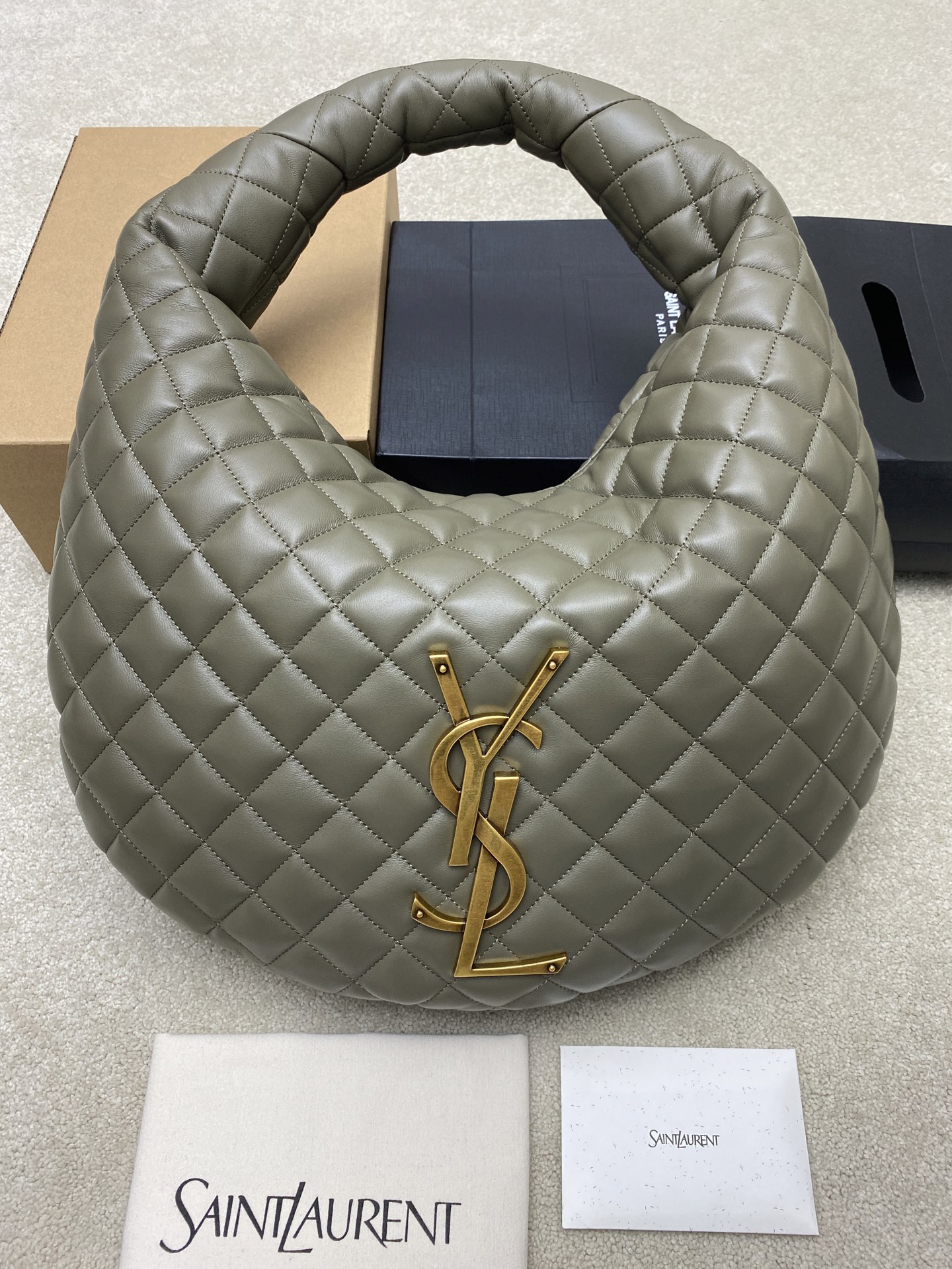 Saint Laurent 新款ICARE baby纳帕羊皮手袋 备受瞩目的可颂形状包包 标志性的金属logo点缀其中