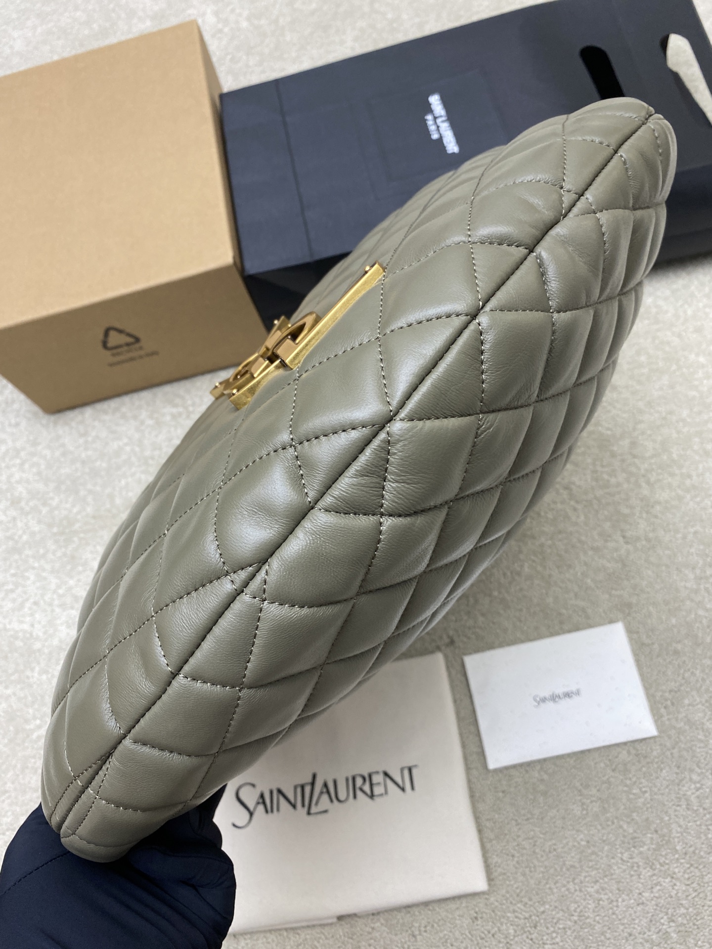 Saint Laurent 新款ICARE baby纳帕羊皮手袋 备受瞩目的可颂形状包包 标志性的金属logo点缀其中