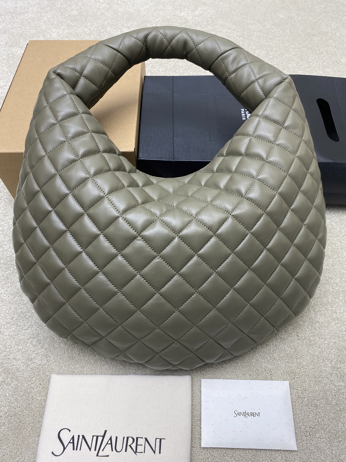 Saint Laurent 新款ICARE baby纳帕羊皮手袋 备受瞩目的可颂形状包包 标志性的金属logo点缀其中