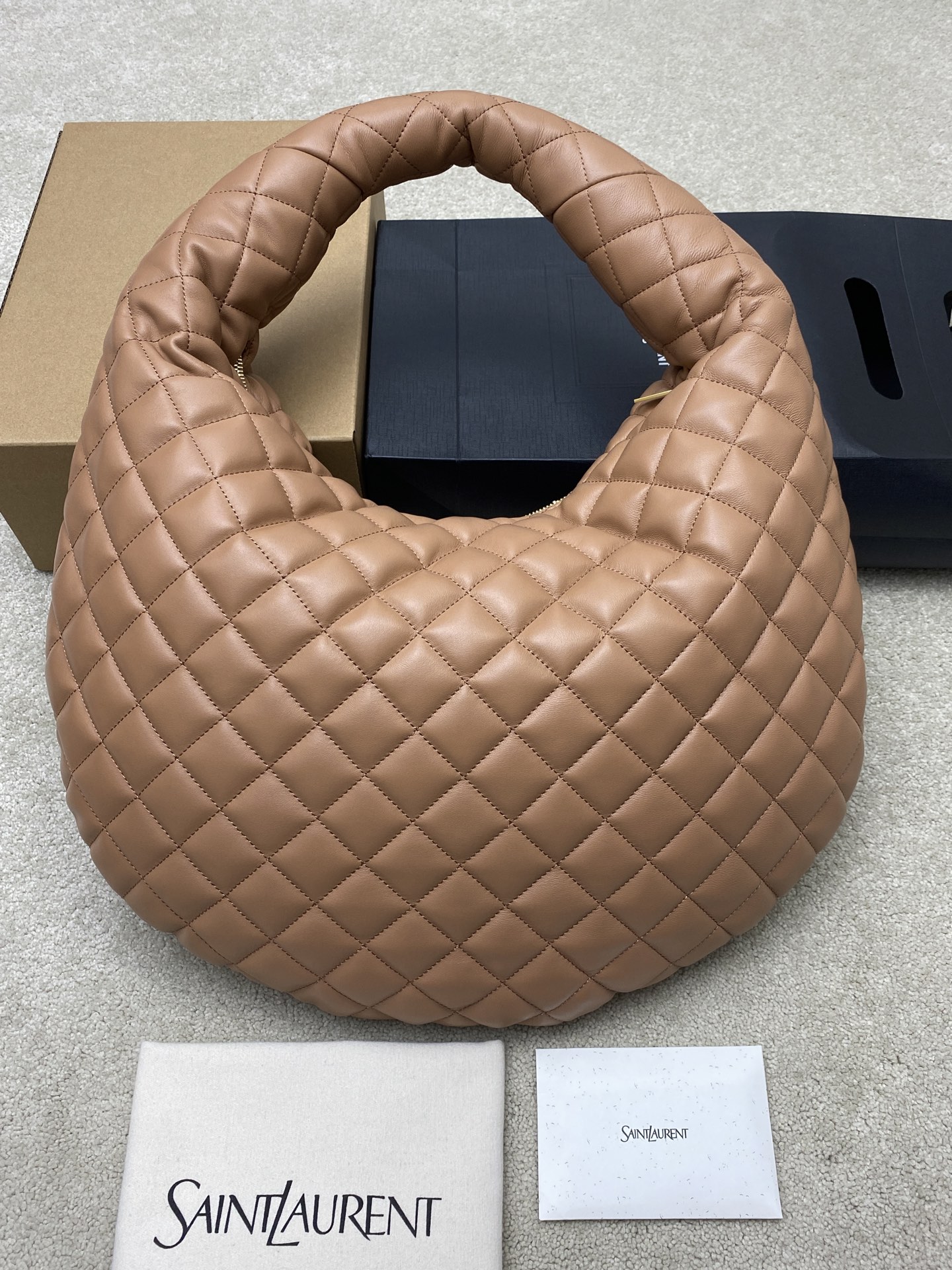 Saint Laurent 新款ICARE baby纳帕羊皮手袋 备受瞩目的可颂形状包包 标志性的金属logo点缀其中