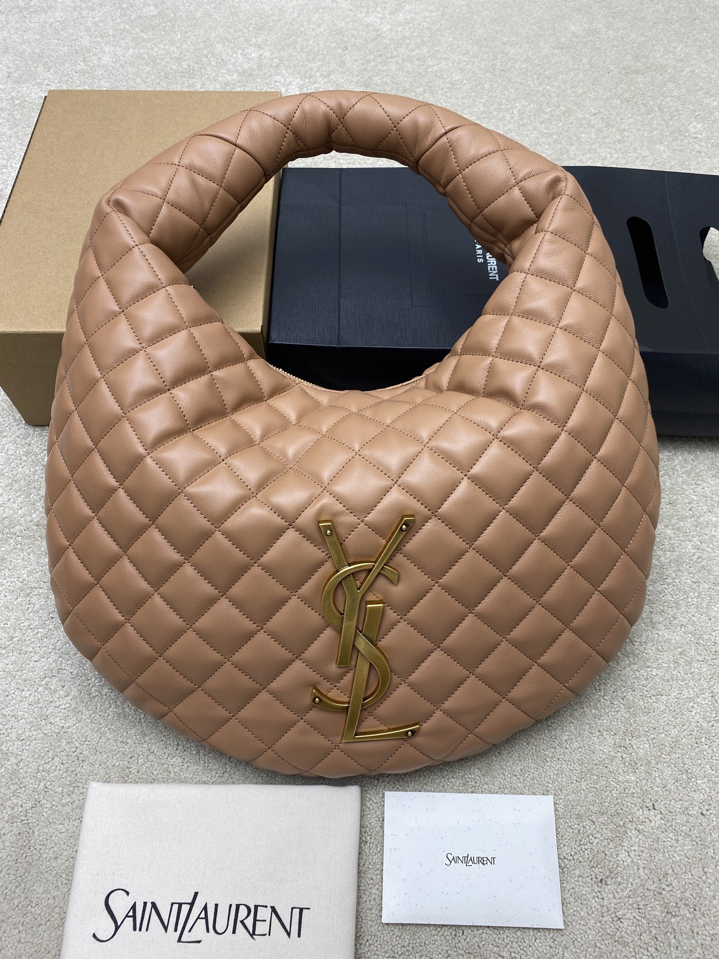 Saint Laurent 新款ICARE baby纳帕羊皮手袋 备受瞩目的可颂形状包包 标志性的金属logo点缀其中