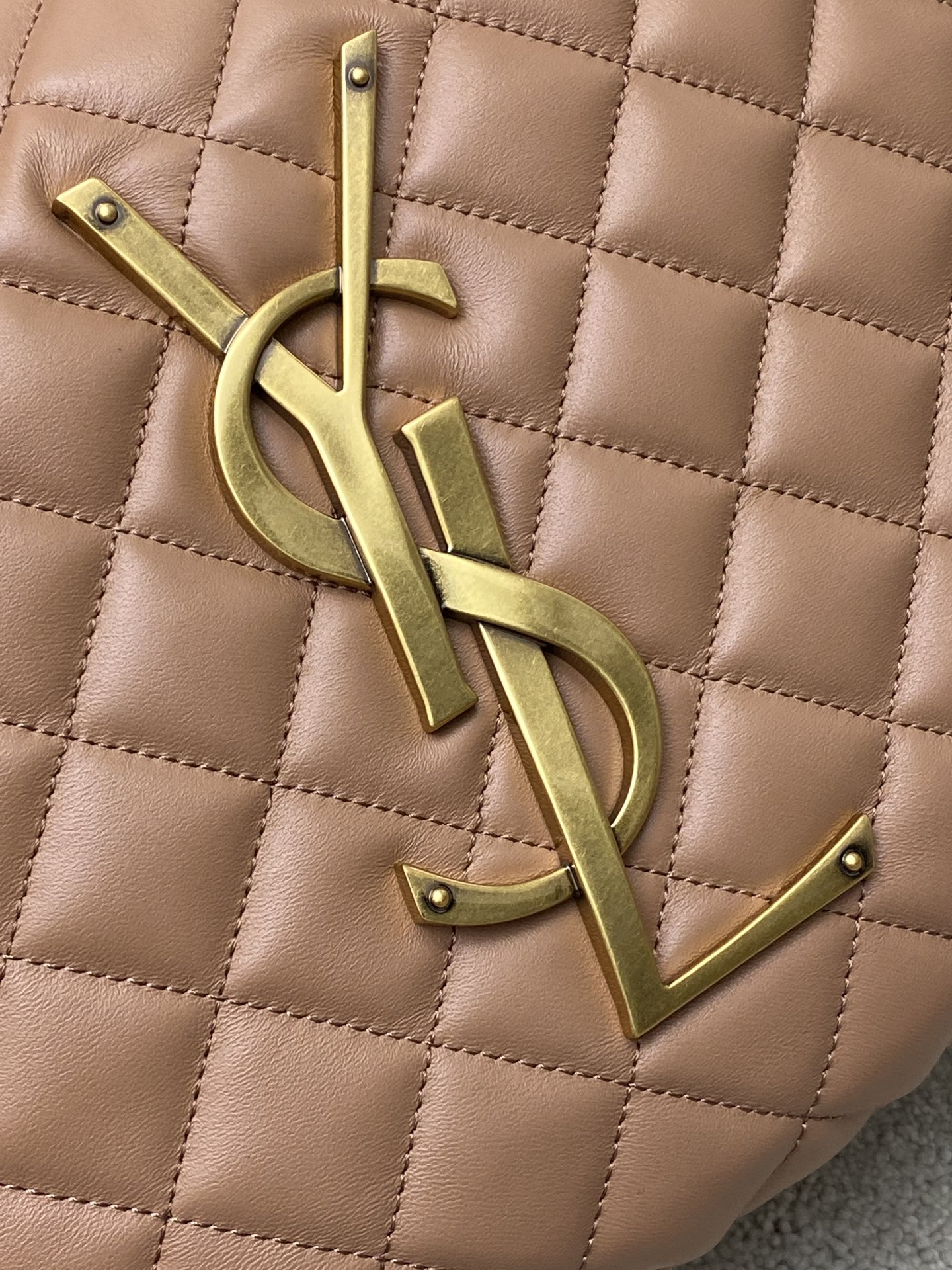 Saint Laurent 新款ICARE baby纳帕羊皮手袋 备受瞩目的可颂形状包包 标志性的金属logo点缀其中