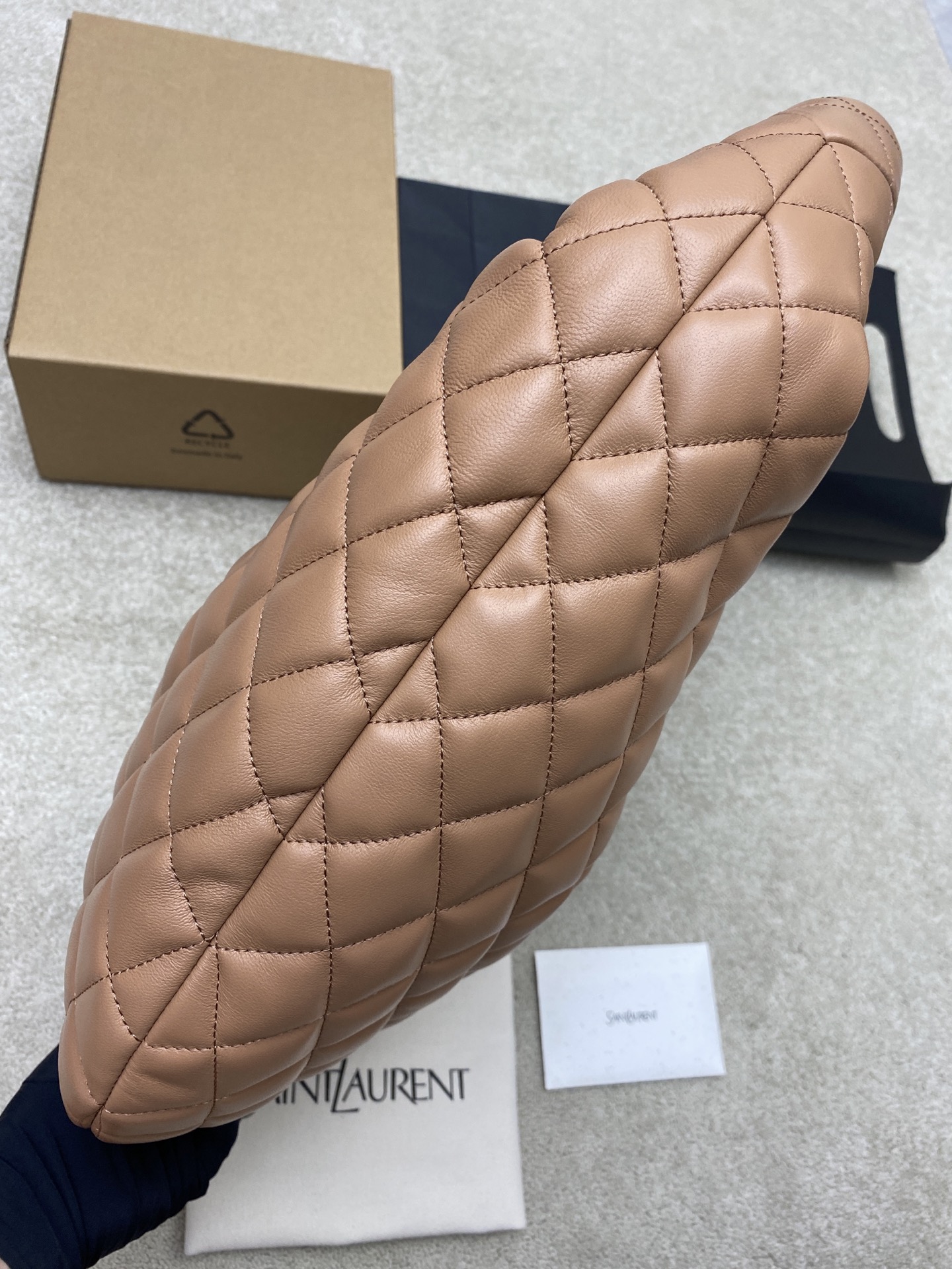 Saint Laurent 新款ICARE baby纳帕羊皮手袋 备受瞩目的可颂形状包包 标志性的金属logo点缀其中