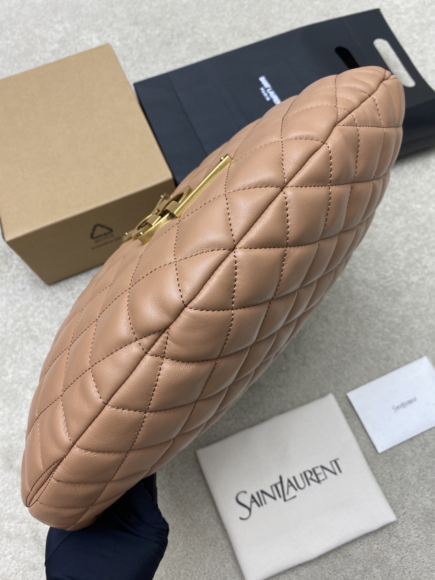 Saint Laurent 新款ICARE baby纳帕羊皮手袋 备受瞩目的可颂形状包包 标志性的金属logo点缀其中