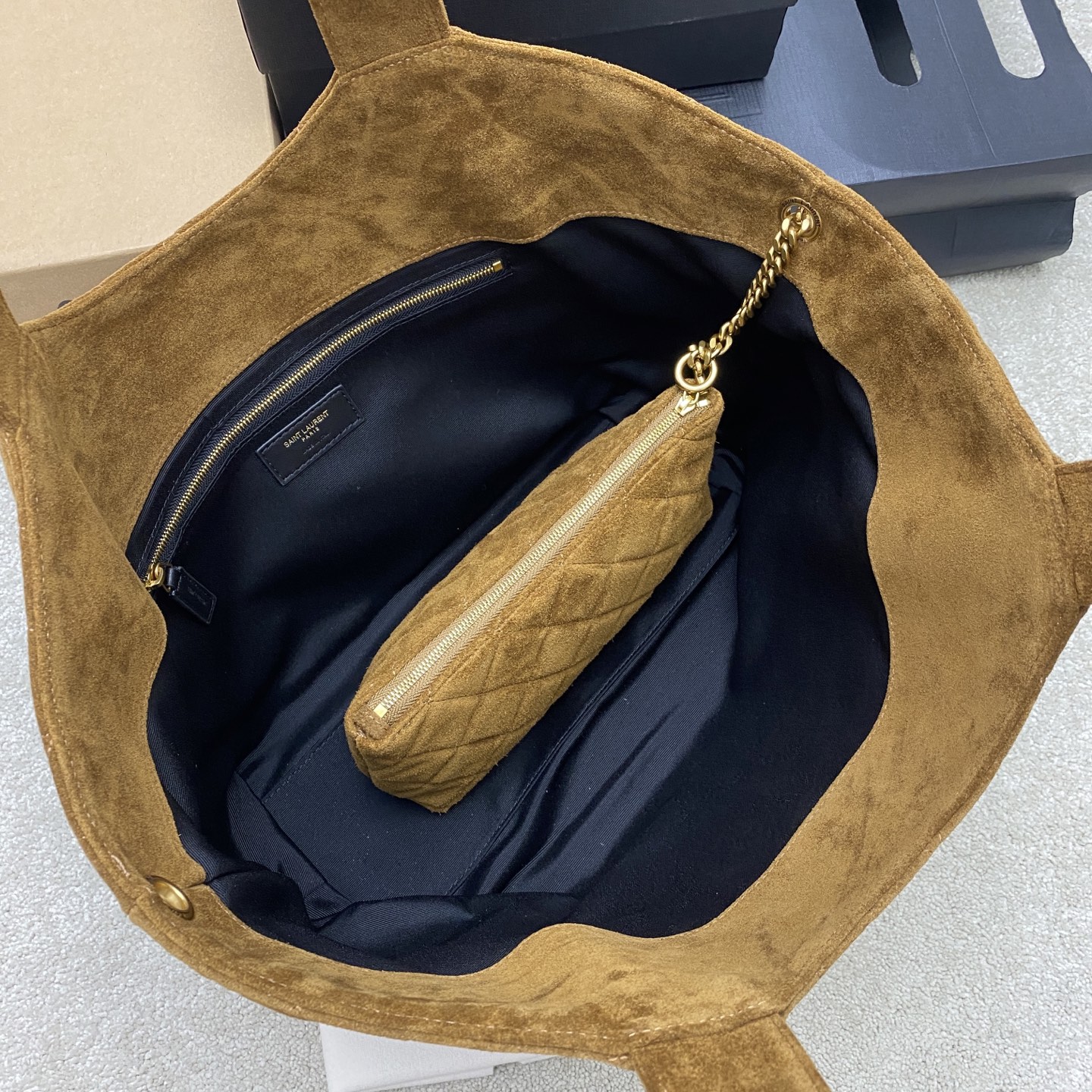 p1000。   焦糖磨砂/金
🌈全新小号icare购物袋上线，高级磨砂反绒皮。标志性ICARE手袋以百搭托特包尺寸呈现。手袋展现现代魅力，演绎多种佩戴方式。比起大号更显精致小巧，日常出门或通勤背都超合适~顶级纳帕羊皮摸起来软fufu的，背久了也完全不勒肩，包身轻便，随便搭件衬衫或针织衫，那种随性又优雅的巴黎松弛感就出来了，谁背谁好看!最佳通勤包👑
型号：858191【原厂皮】
尺寸:31/46 x 28 x 15/5 厘米/12.2- 18.1x 11x5.9-2英寸
提手高度:20厘米/7.9英寸
