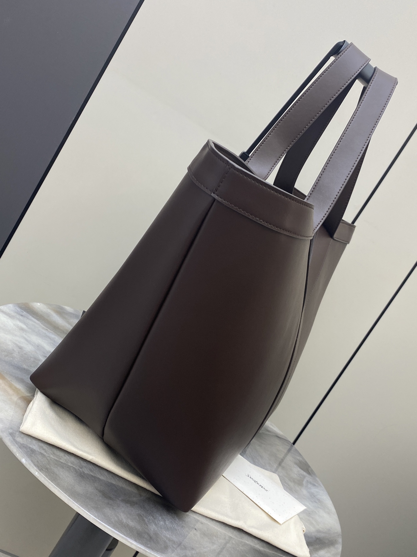 p1350。  深咖啡平纹/古金
🌈Y家新款精细粒面皮革托特包！同色系绒面革全衬里设计~饰以自品牌历史典藏汲取灵感的精美Y字母标志_购物包轻盈容量大！设有一个内部拉链袋和钩扣开合，绒面皮衬里 古铜色金属饰件钩扣开合内部一个拉链袋、极简线条构成的Y 简约而不简单！包包型随意又率性！牛皮材质做得非常轻软又好打理👍
型号：817602【原厂皮】
尺寸: 底长𝟑𝟗×高𝟑𝟒×袋口长𝟔𝟎-宽𝟐𝟐𝙘𝙢
(注：此款尺寸没配包装)